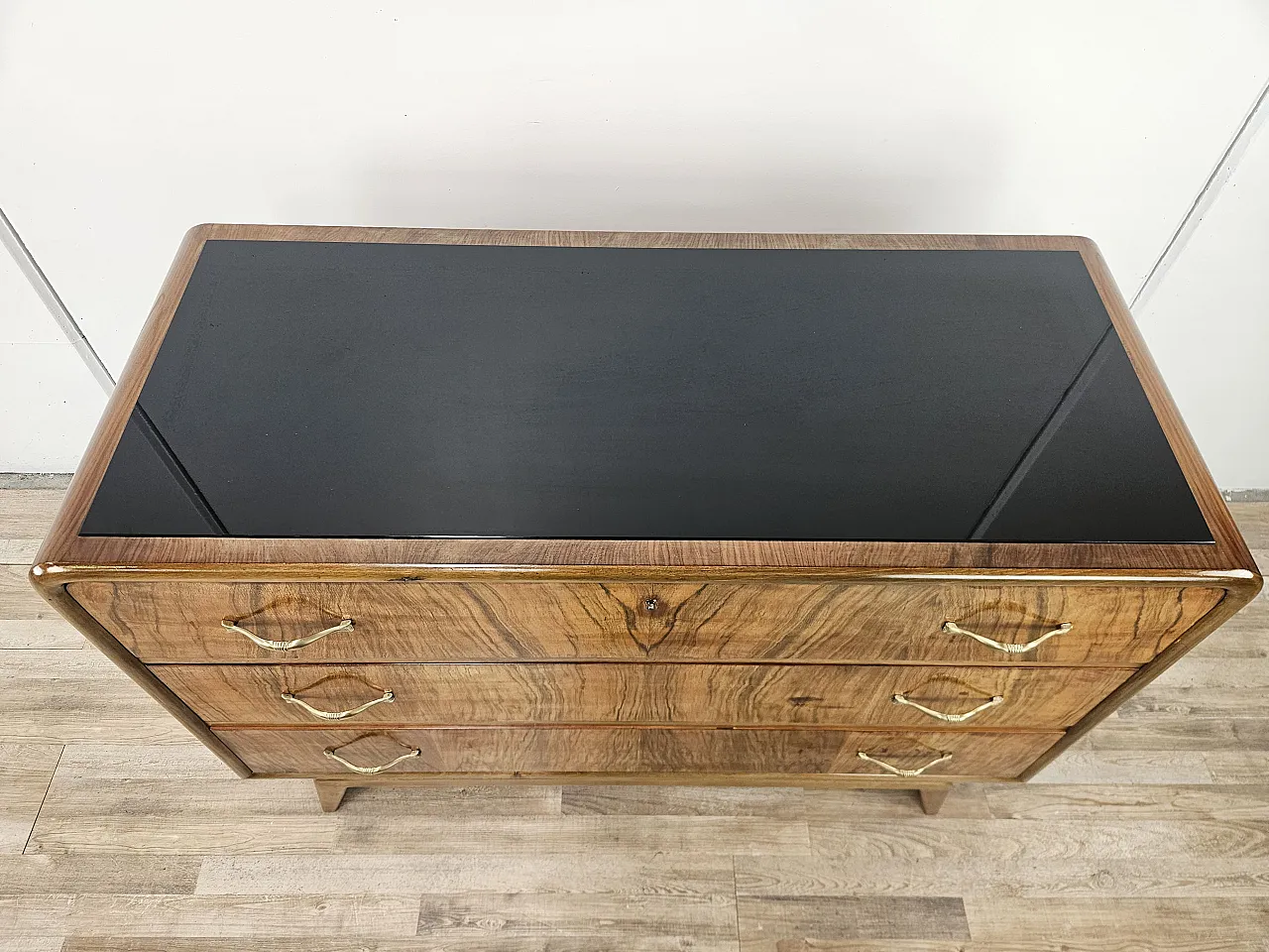 Comò Art Decò in radica di noce con piano in vetro nero, anni '40 4