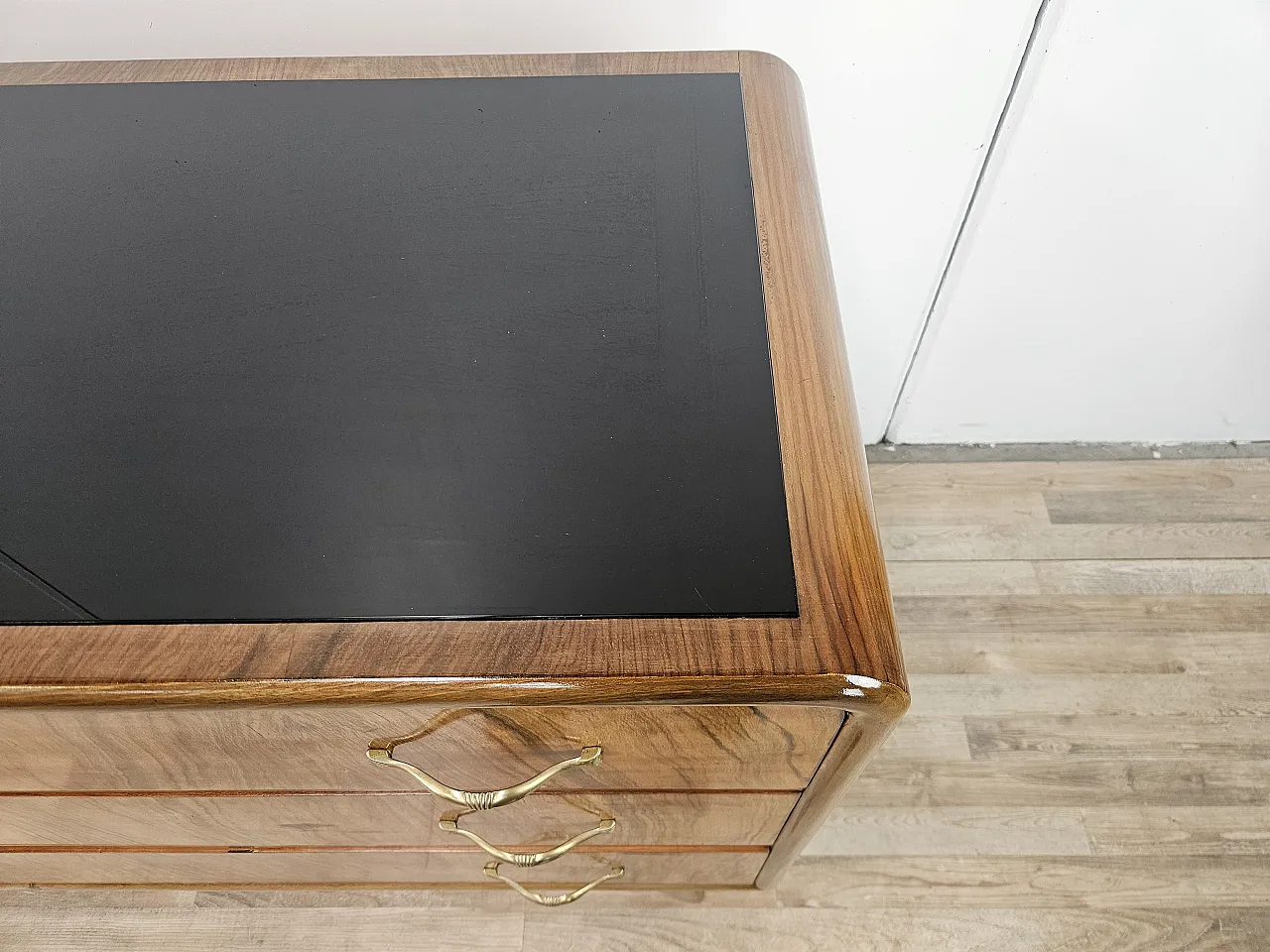 Comò Art Decò in radica di noce con piano in vetro nero, anni '40 5