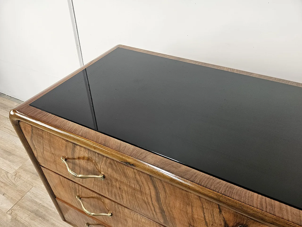 Comò Art Decò in radica di noce con piano in vetro nero, anni '40 7
