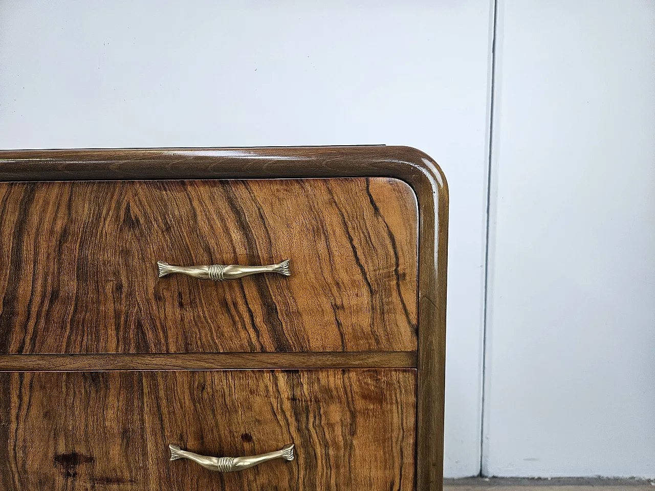 Comò Art Decò in radica di noce con piano in vetro nero, anni '40 8
