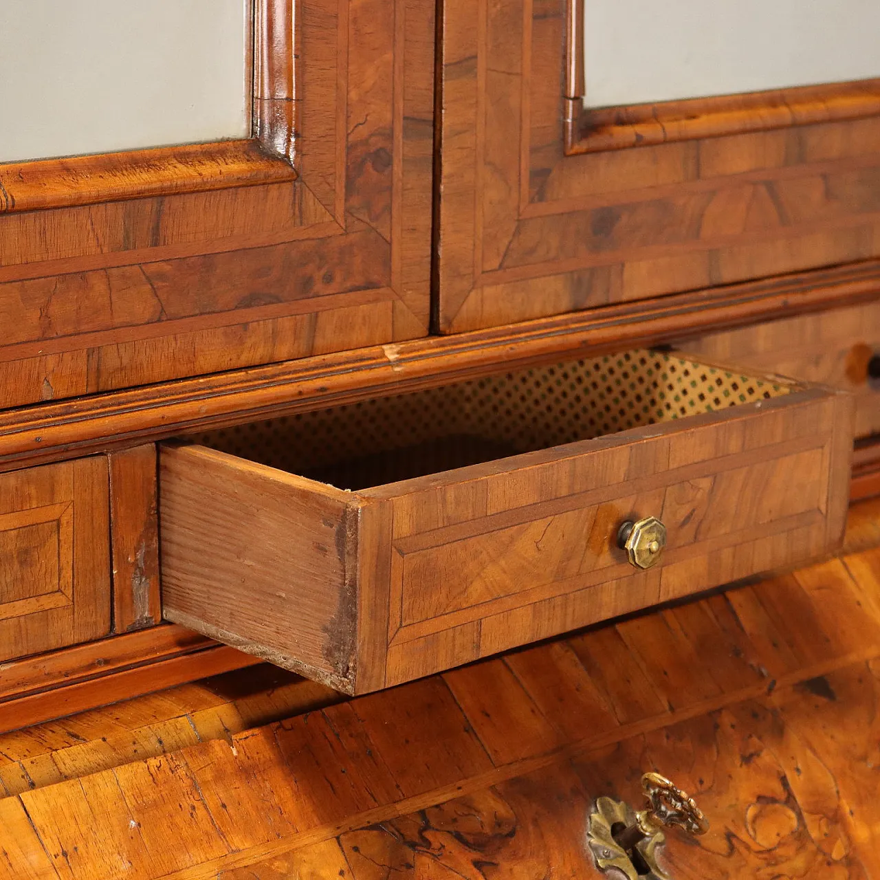 Trumeau in noce e radica di noce, '700 8