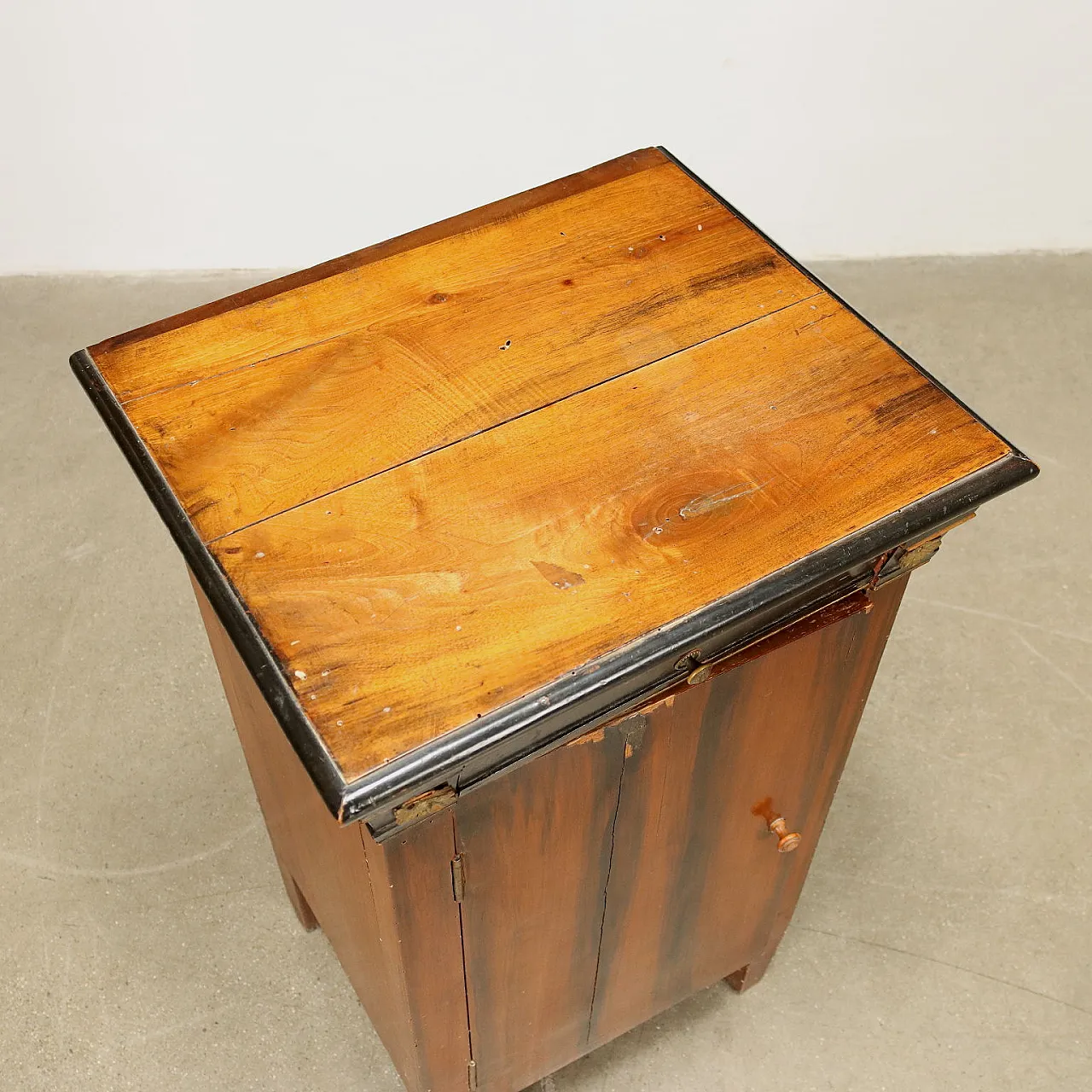 Walnut veneered nightstand in Biedermeier style, late 19th century 3