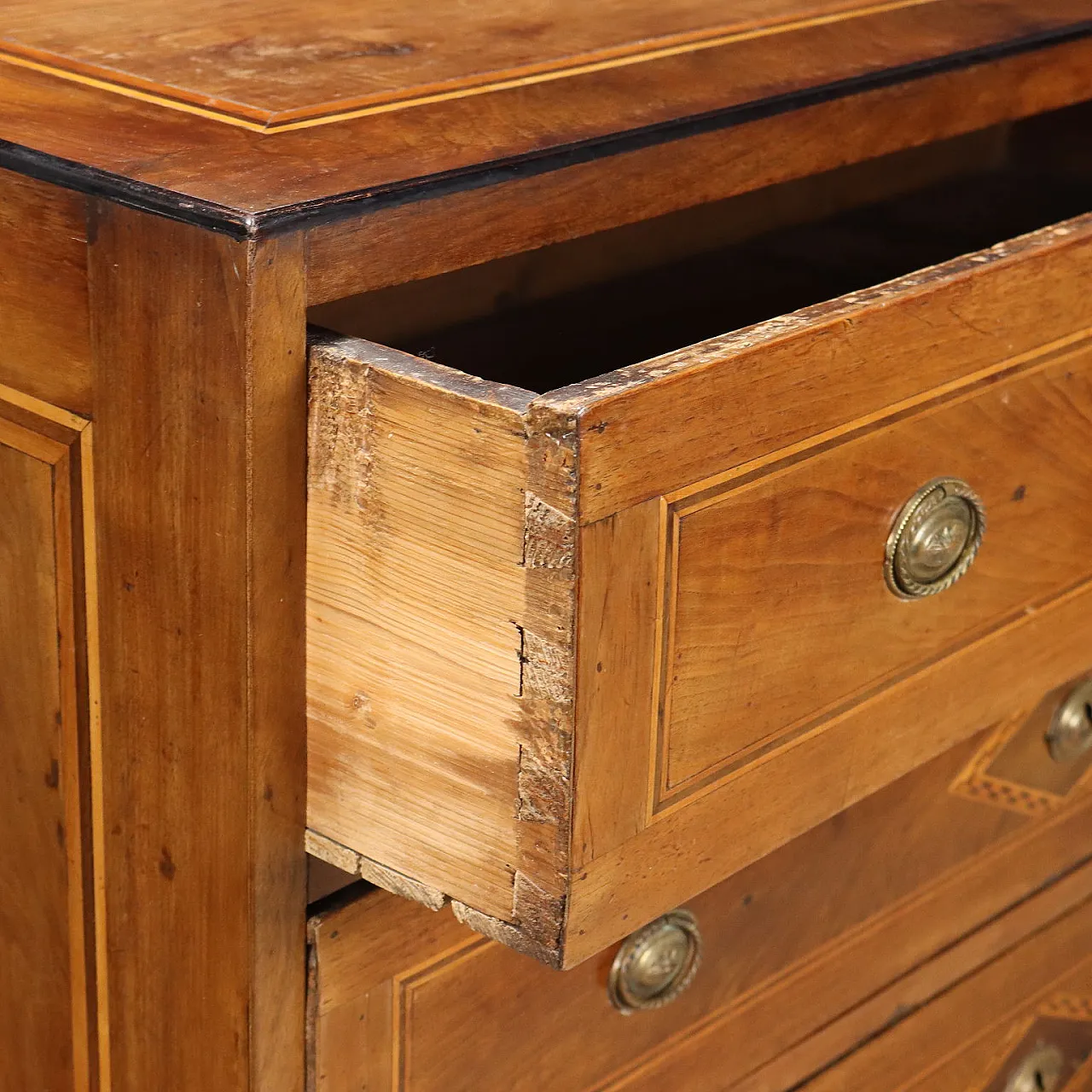 Neoclassical chest of drawers in fir and walnut, 18th century 3