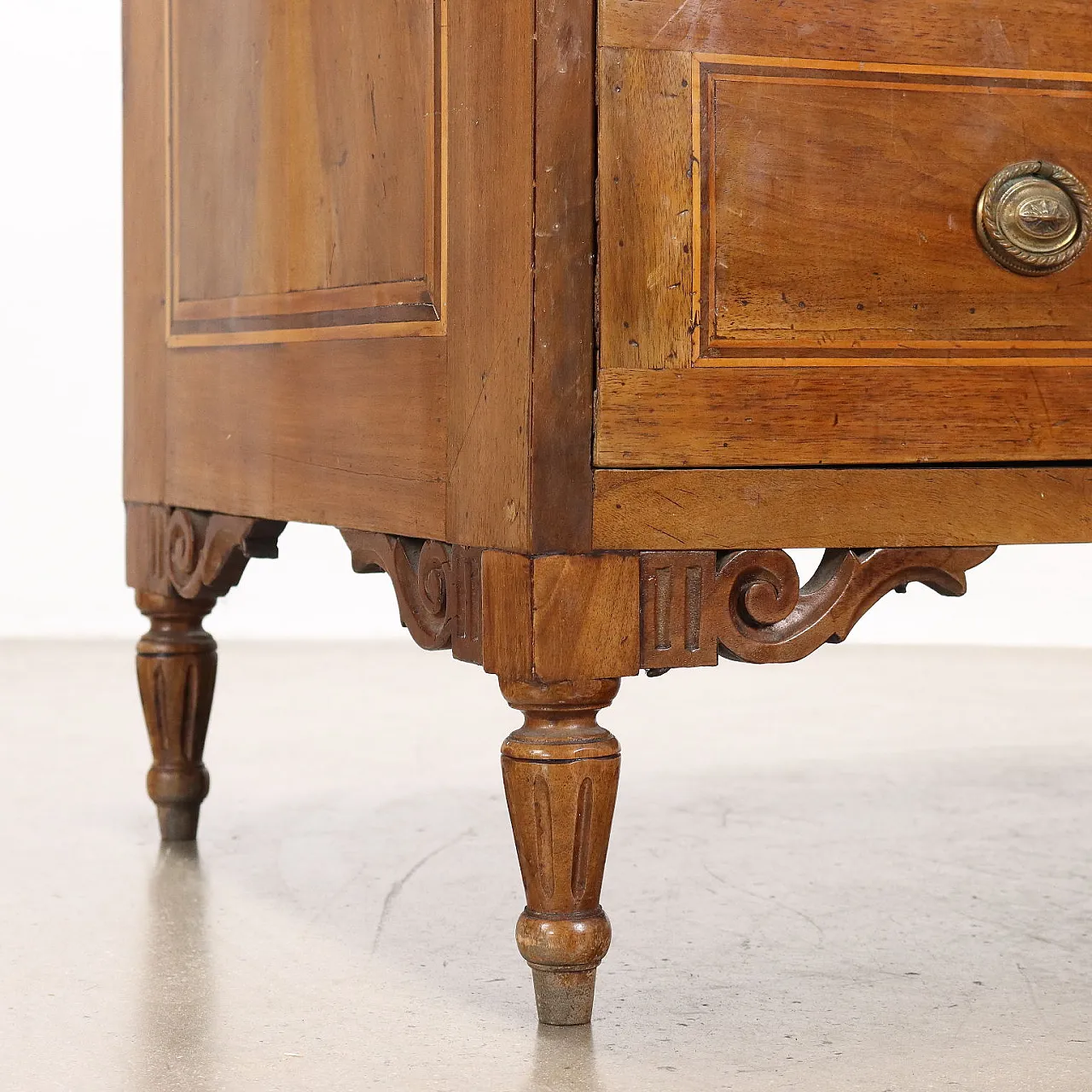 Neoclassical chest of drawers in fir and walnut, 18th century 6