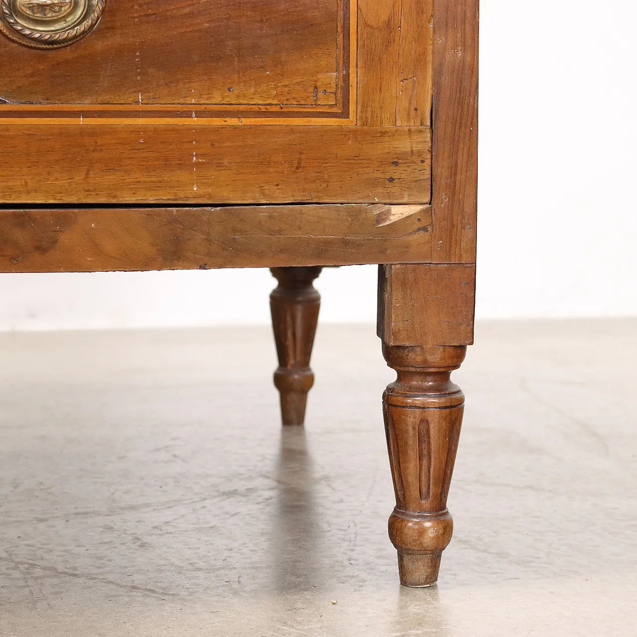 Neoclassical chest of drawers in fir and walnut, 18th century 7