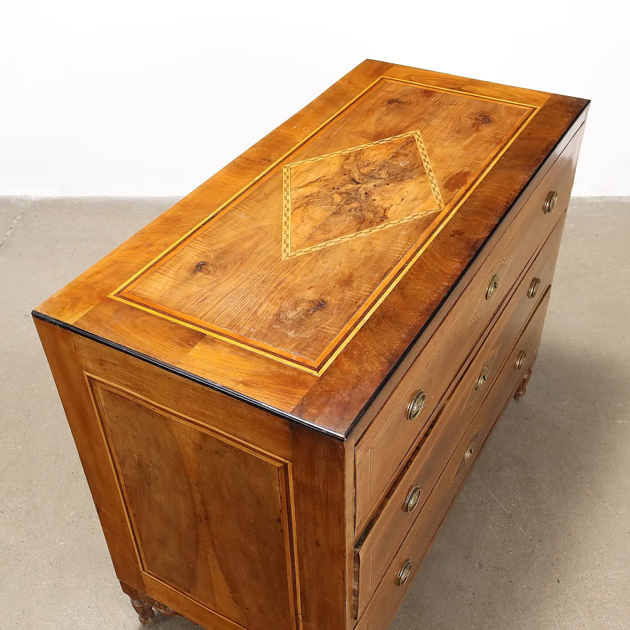 Neoclassical chest of drawers in fir and walnut, 18th century 9