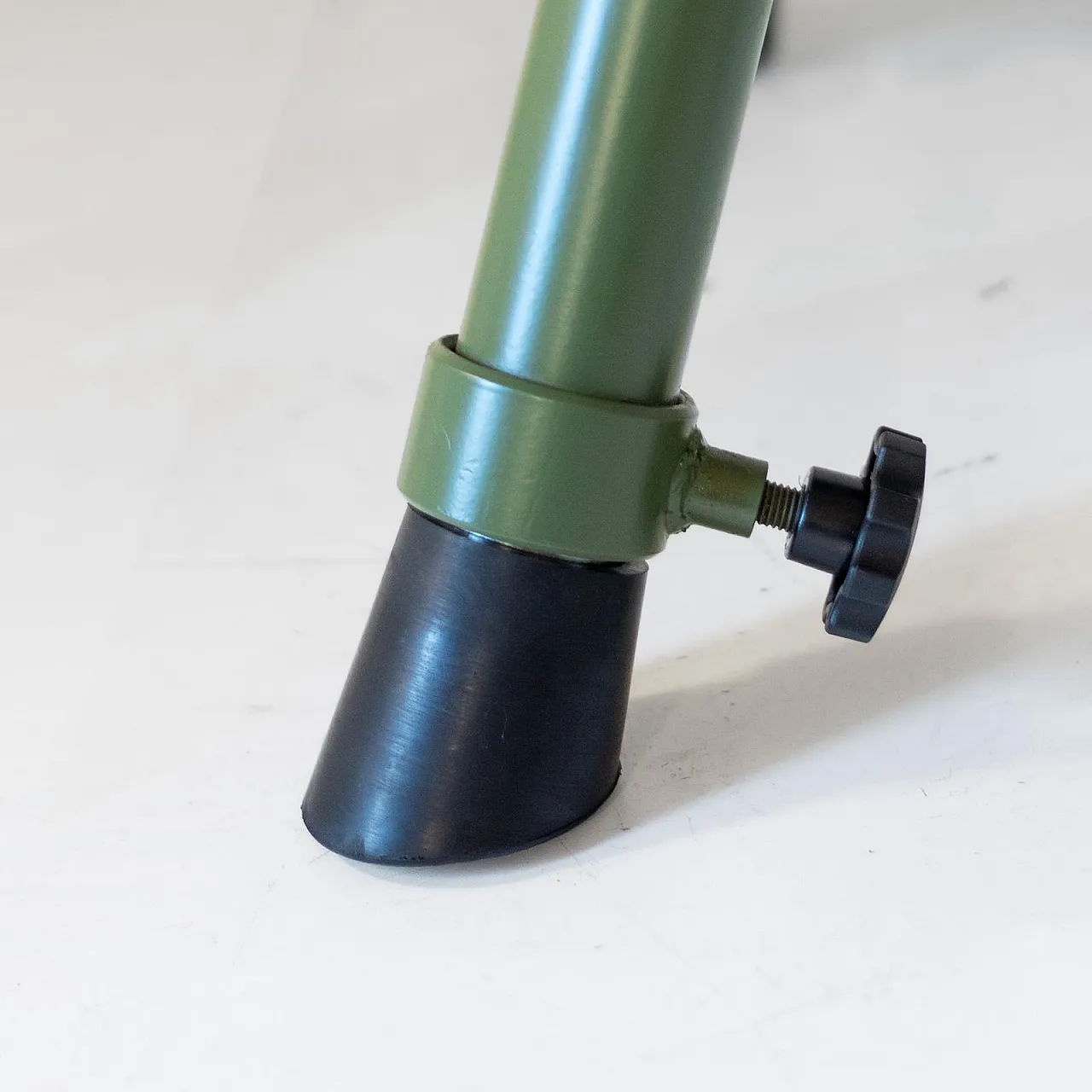 Vaulting bench in green metal and black imitation leather, 70s 8