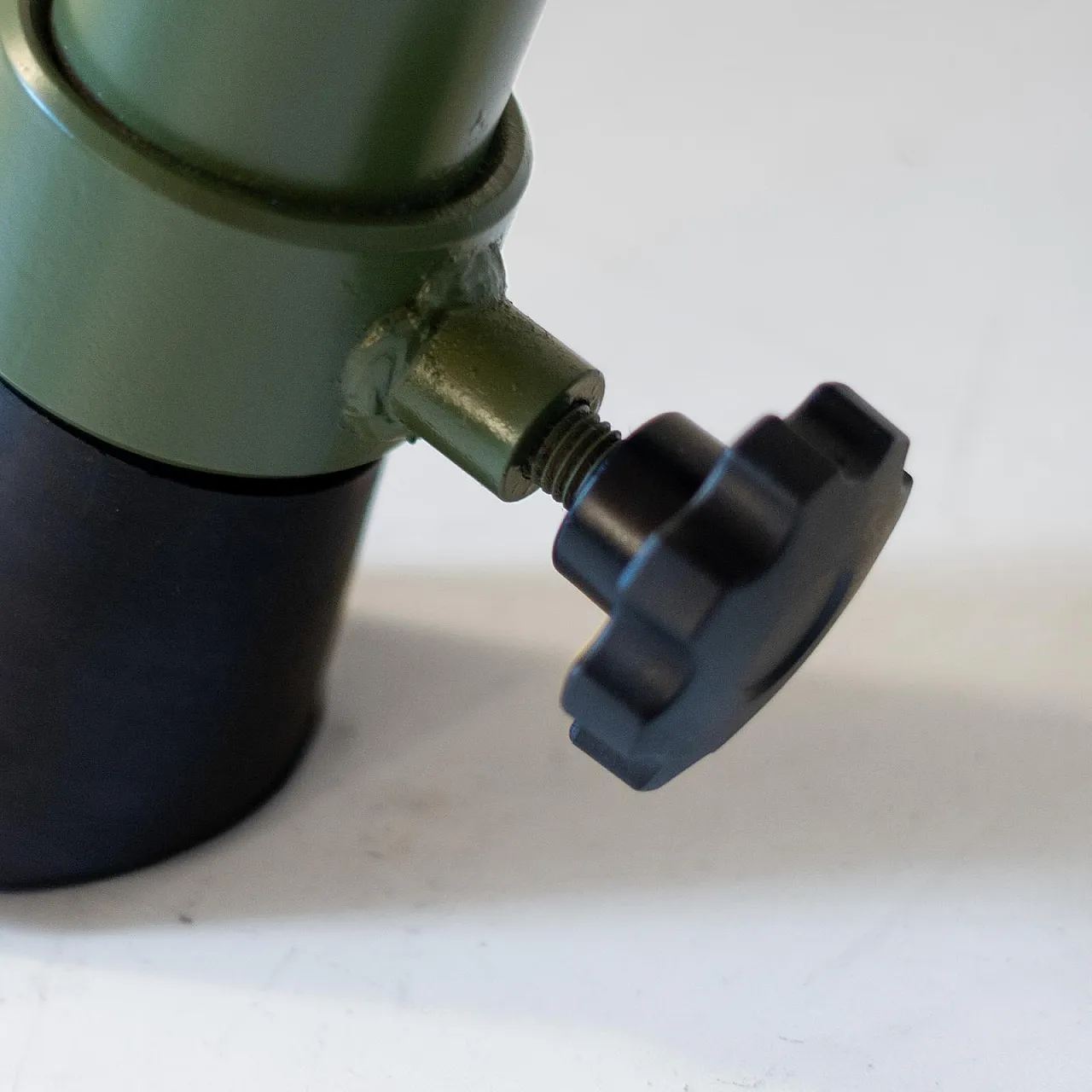 Vaulting bench in green metal and black imitation leather, 70s 9