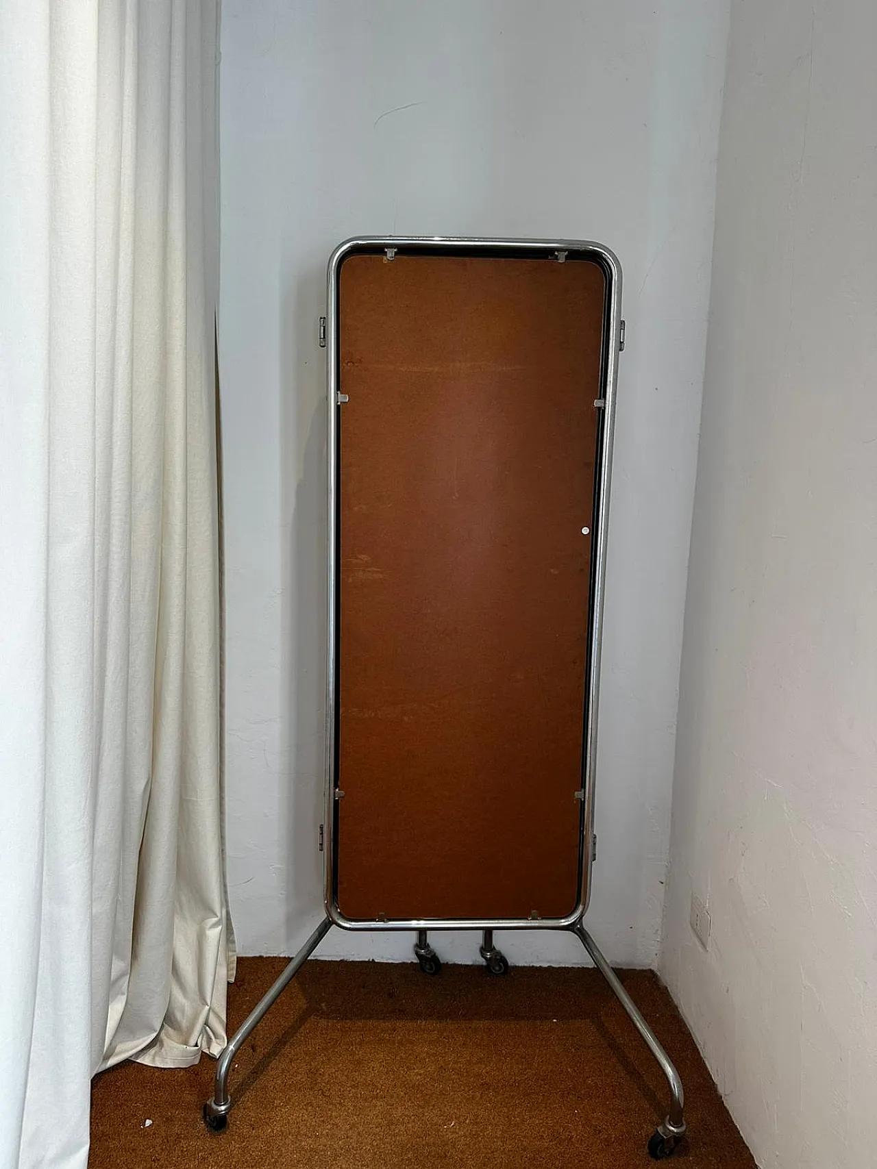 Specchio a tre ante cromato Bauhaus della metà del secolo impostato su specchio con ruote 2