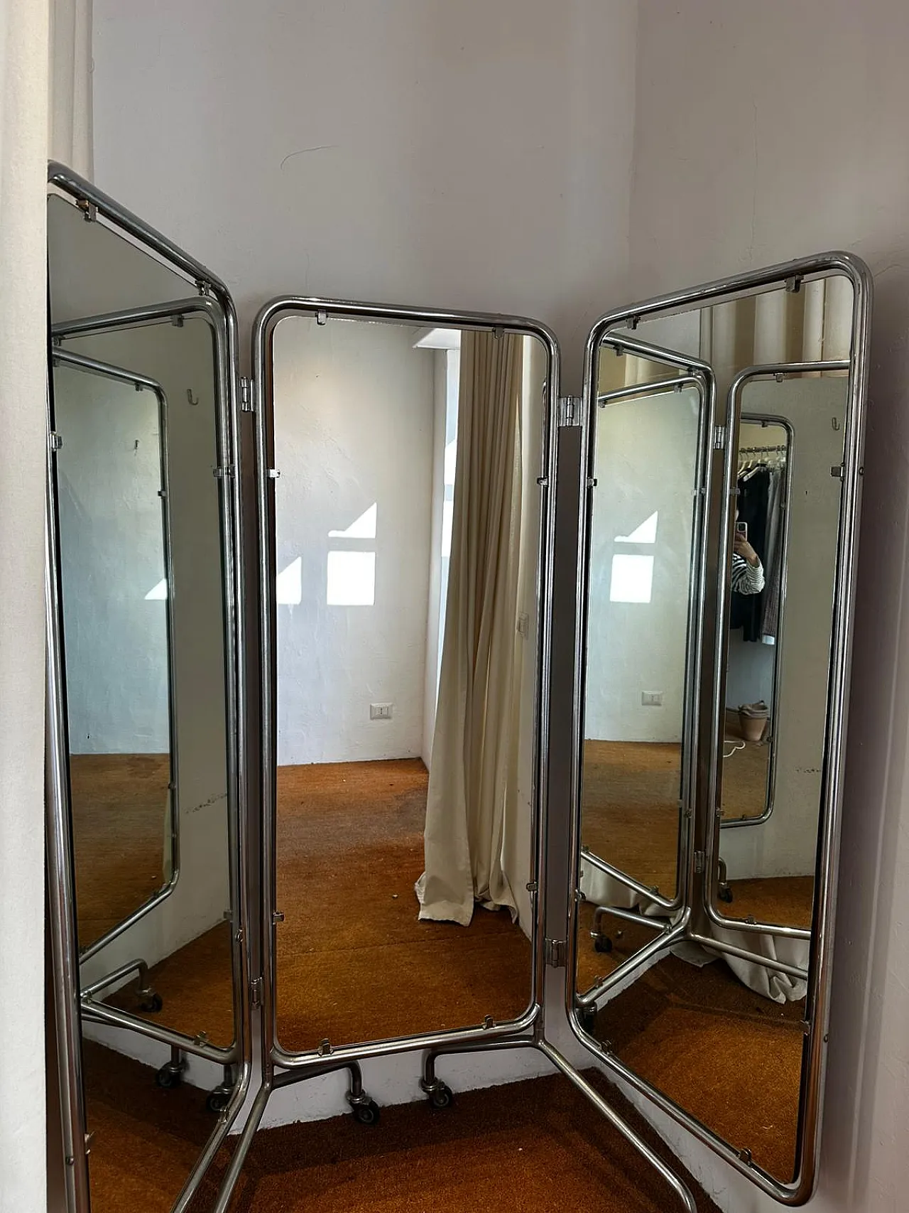 Specchio a tre ante cromato Bauhaus della metà del secolo impostato su specchio con ruote 4
