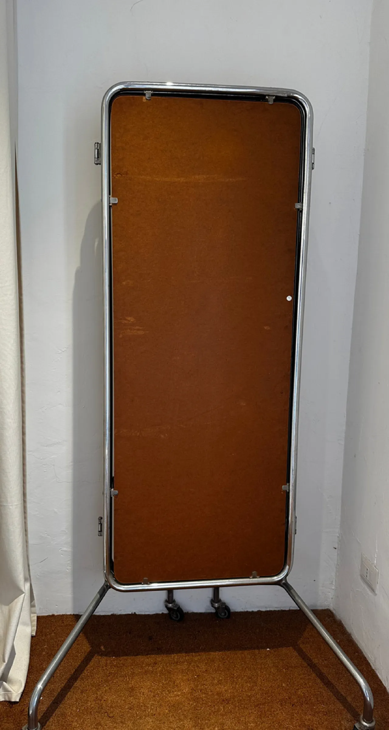 Specchio a tre ante cromato Bauhaus della metà del secolo impostato su specchio con ruote 5