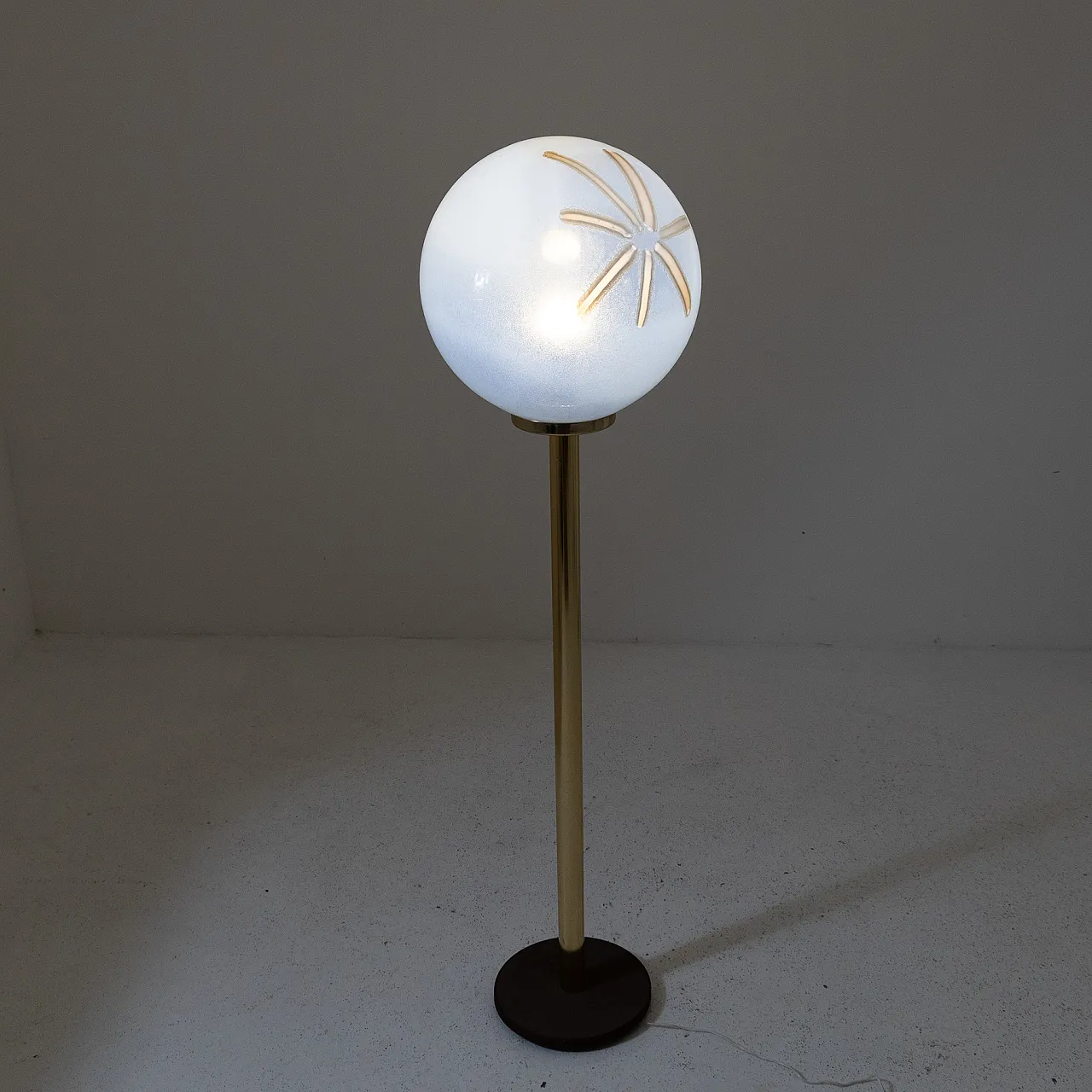 Floor lamp in embossed metal, brass and blown glass, 1970s 7