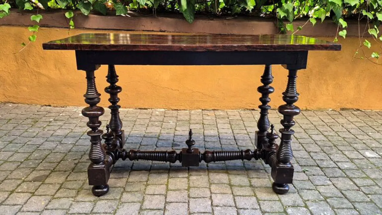 Walnut spool table, 17th century 1