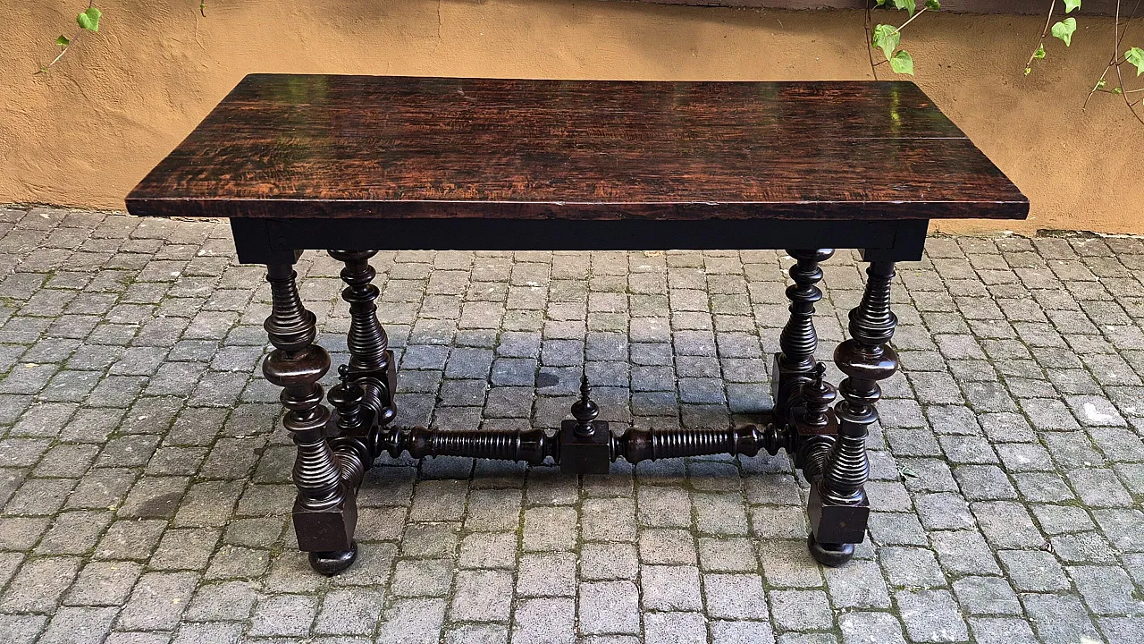 Walnut spool table, 17th century 2