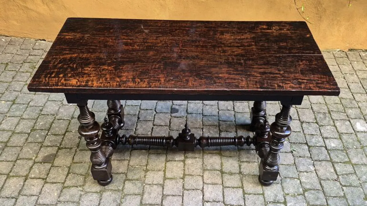 Walnut spool table, 17th century 3