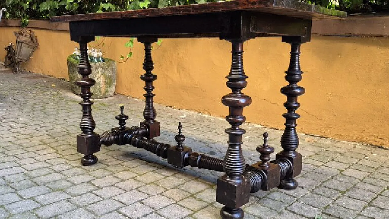 Walnut spool table, 17th century 4