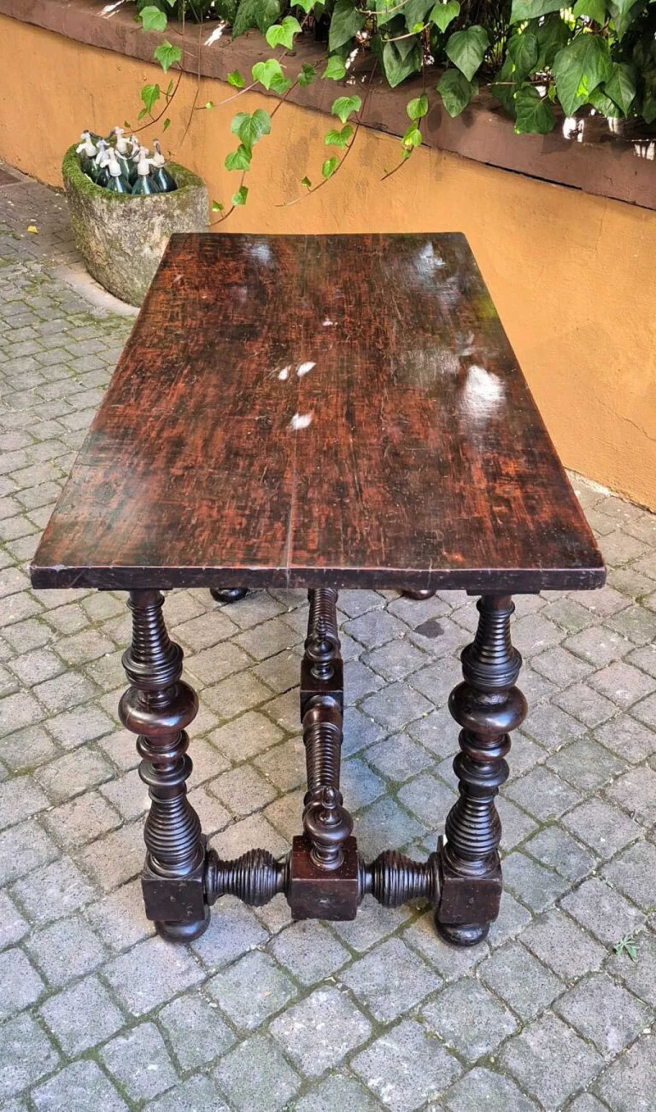 Walnut spool table, 17th century 5