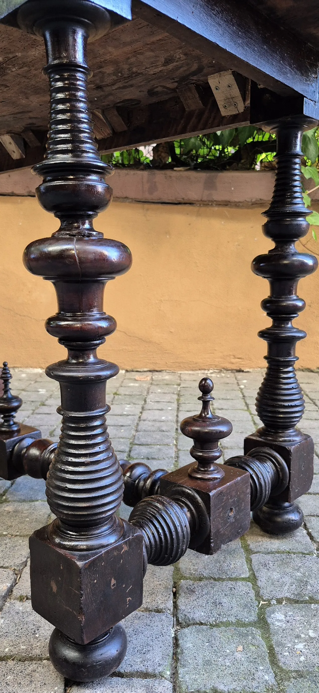 Walnut spool table, 17th century 6