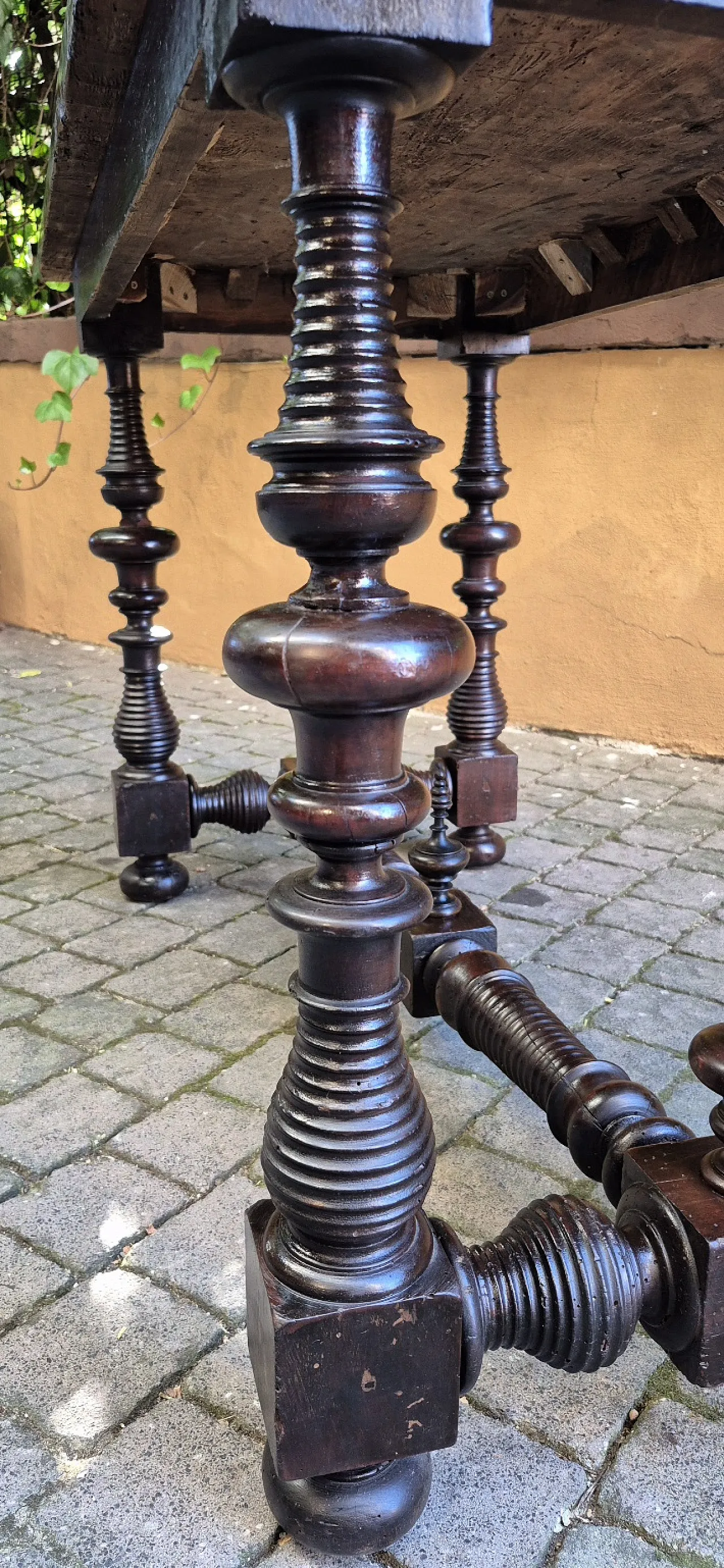 Walnut spool table, 17th century 7