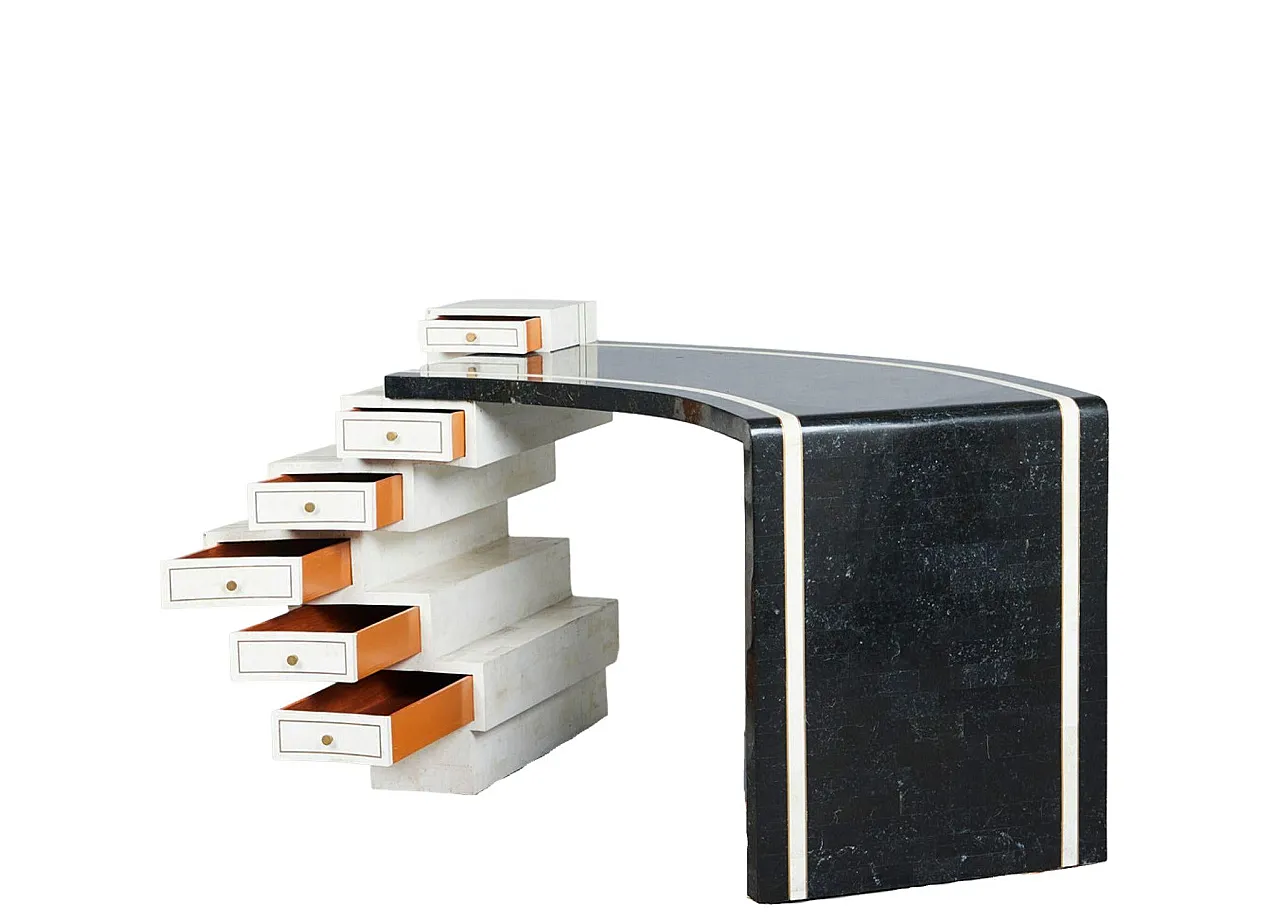 Scrivania unica con impiallacciatura in pietra bianca e nera e intarsi in ottone 2