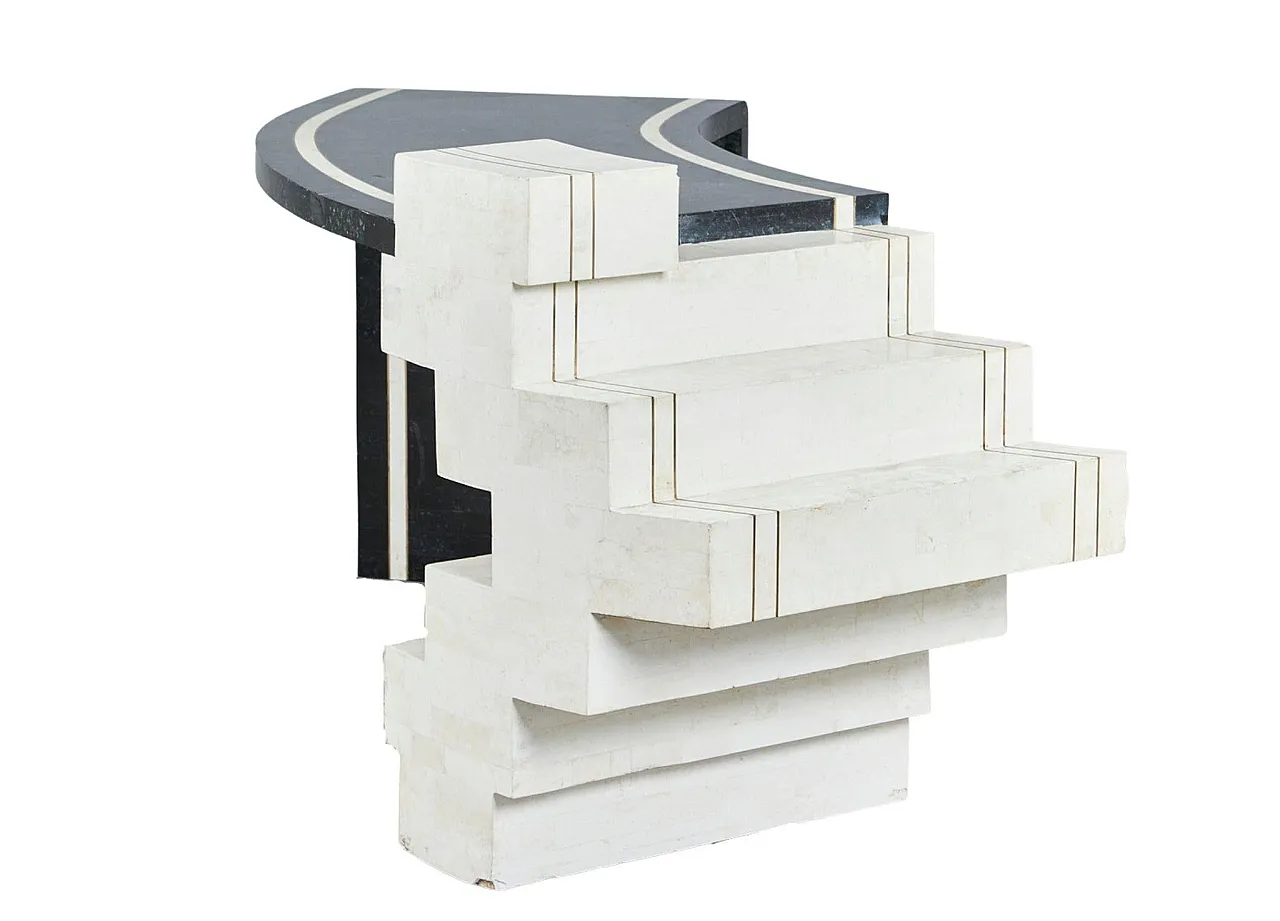 Scrivania unica con impiallacciatura in pietra bianca e nera e intarsi in ottone 4