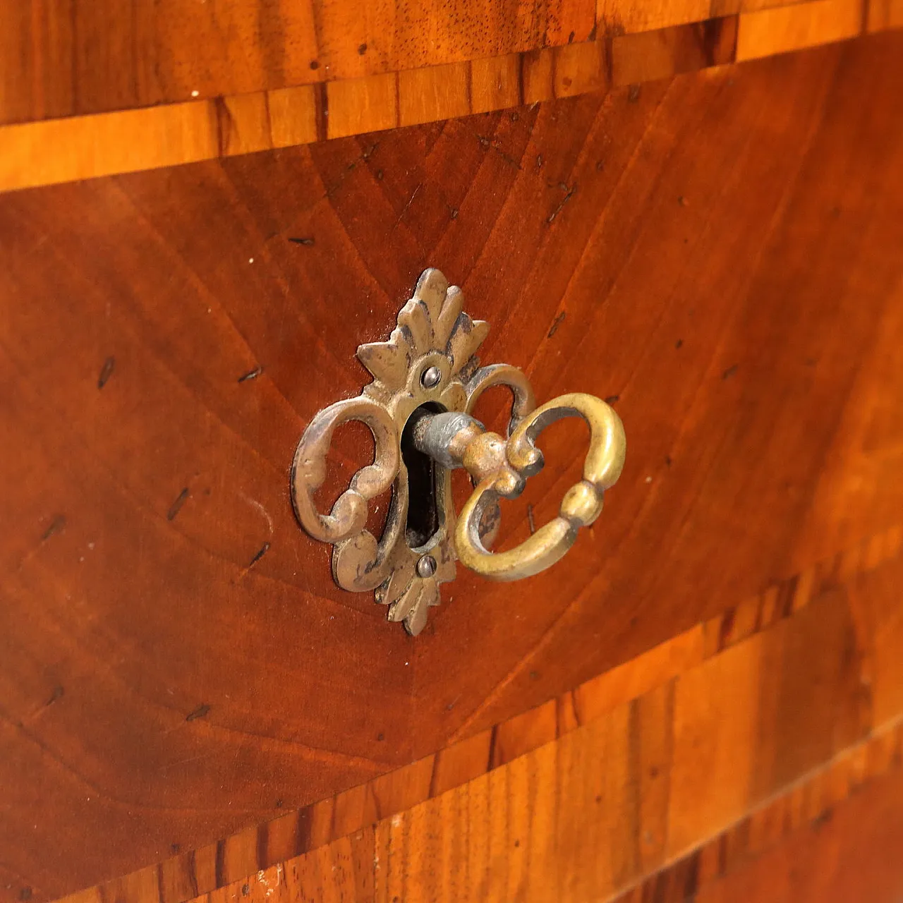 Cassettone a due cassetti in stile barocco, metà '900 6