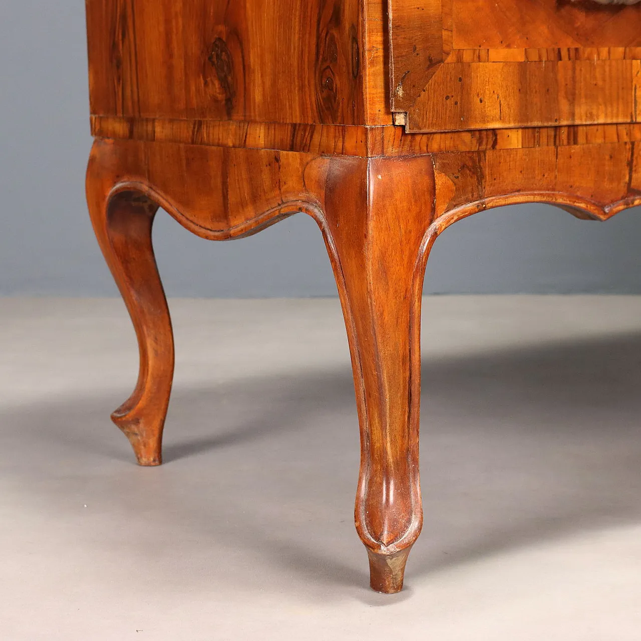 Cassettone a due cassetti in stile barocco, metà '900 8