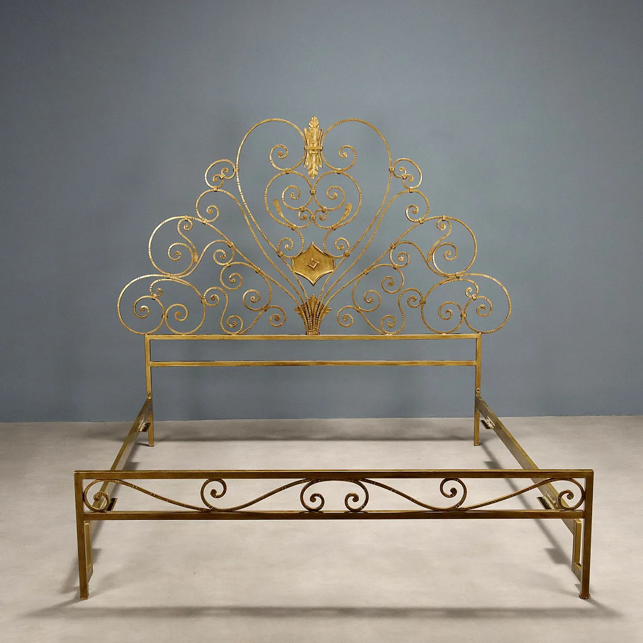 Letto in ottone con decorazioni, metà '900 1