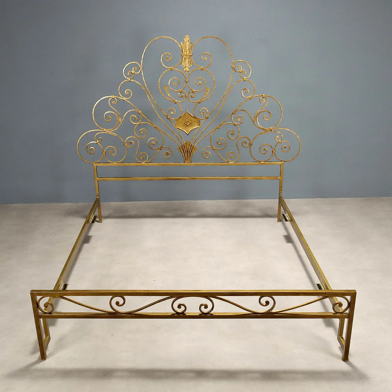 Letto in ottone con decorazioni, metà '900 4