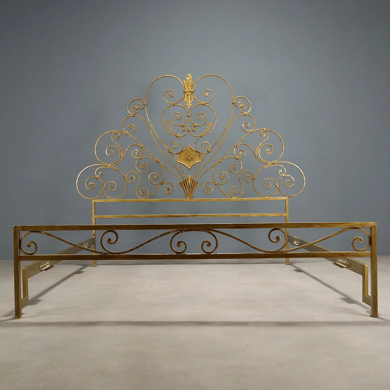 Letto in ottone con decorazioni, metà '900 9