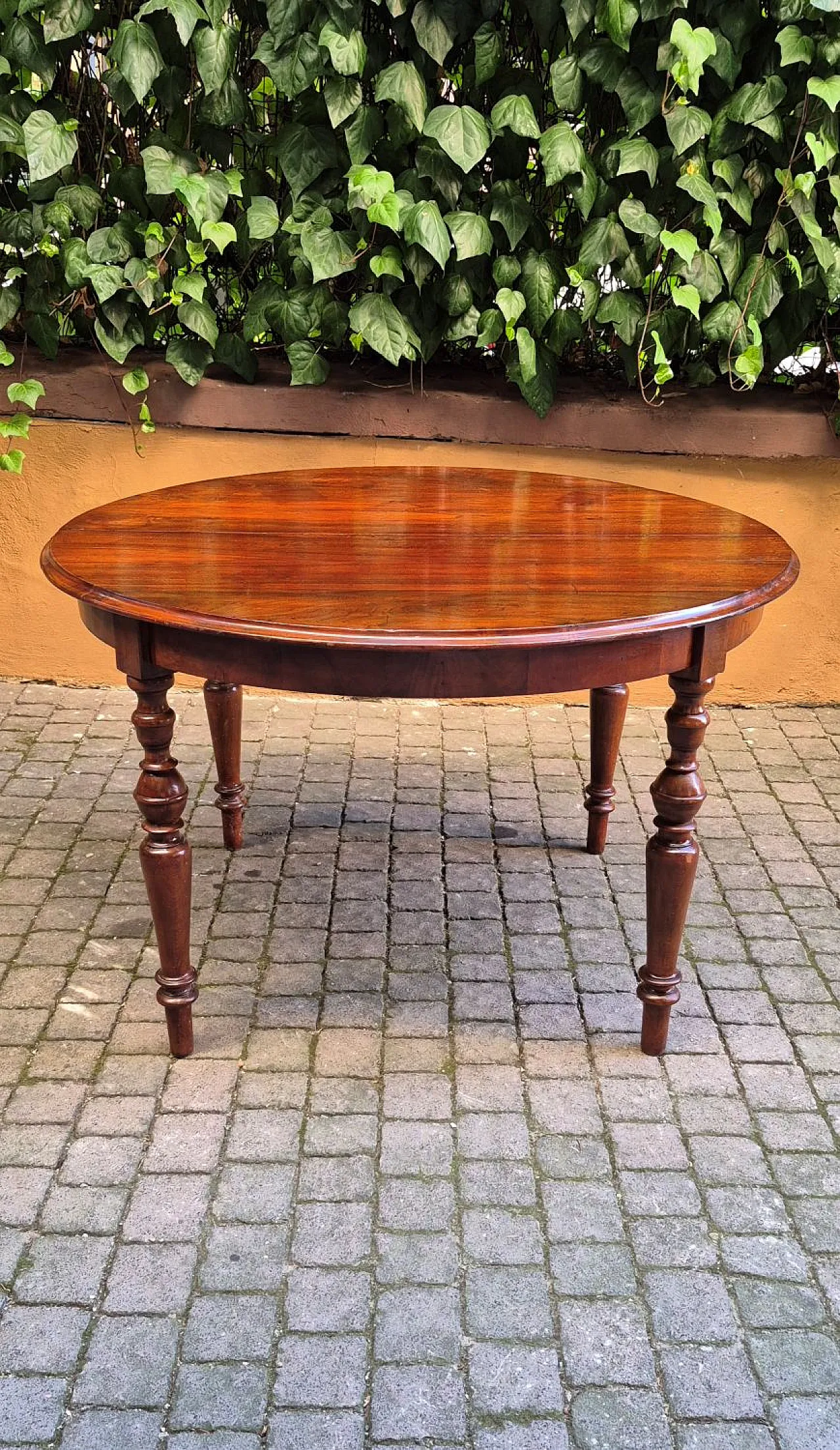 Round Friulian extendable walnut table, mid-19th century 1