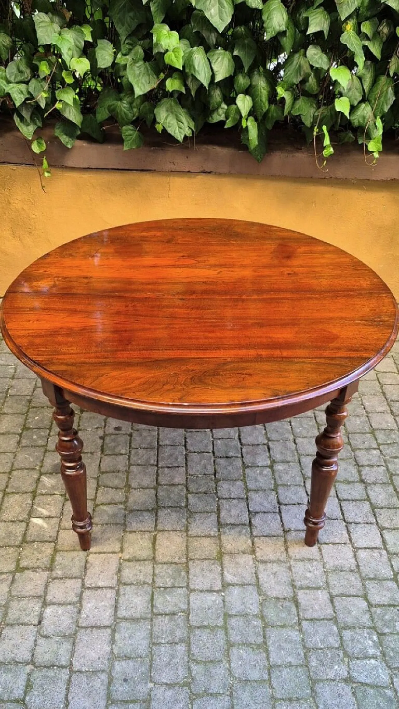 Round Friulian extendable walnut table, mid-19th century 2