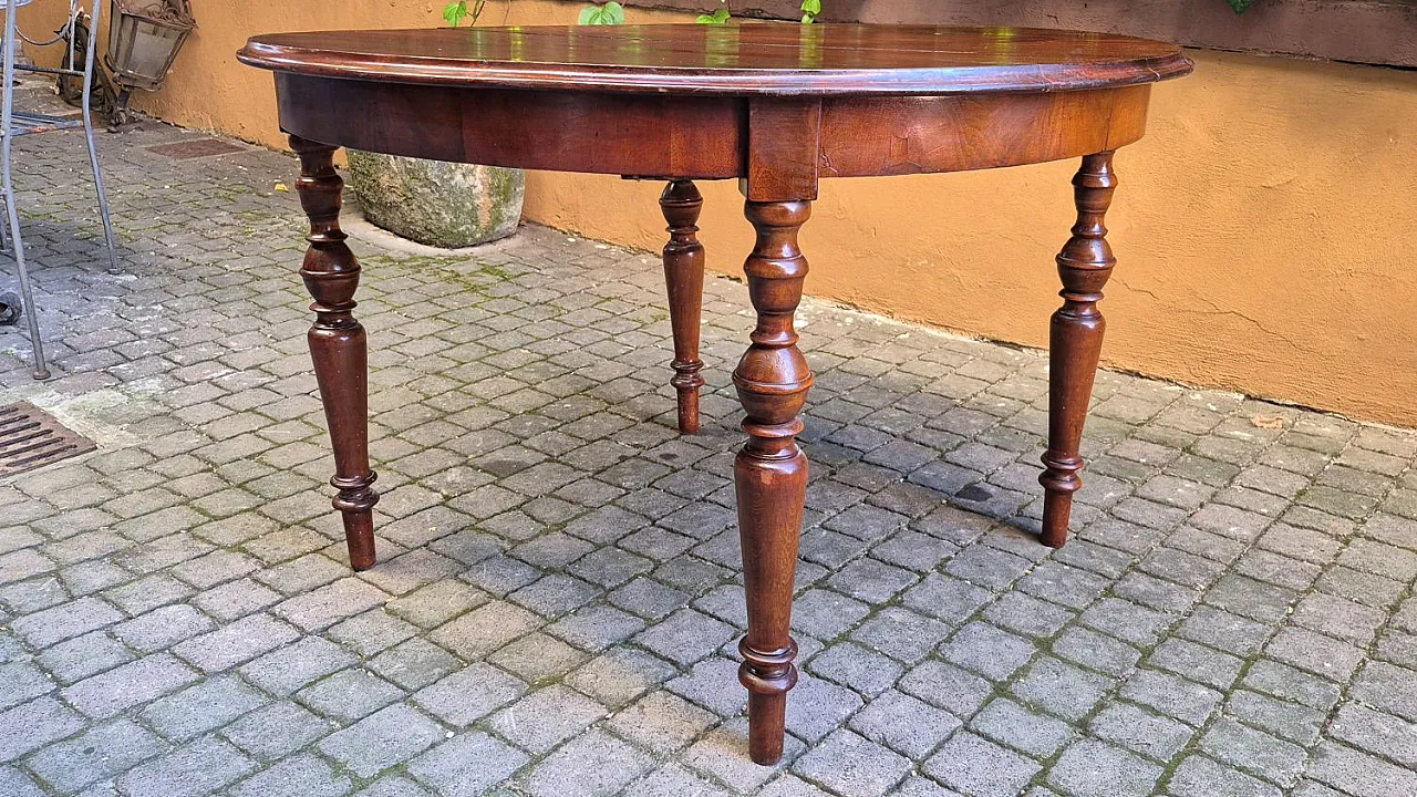 Round Friulian extendable walnut table, mid-19th century 3