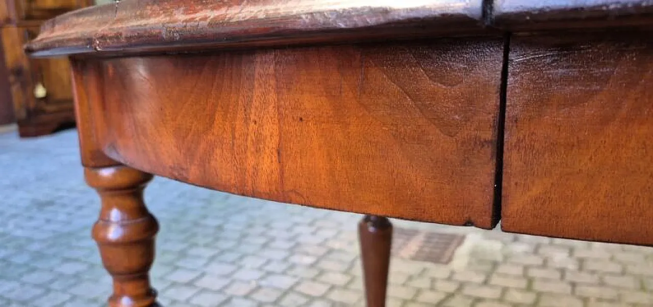 Round Friulian extendable walnut table, mid-19th century 4