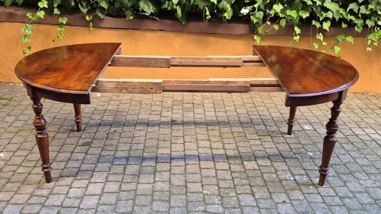 Round Friulian extendable walnut table, mid-19th century 5