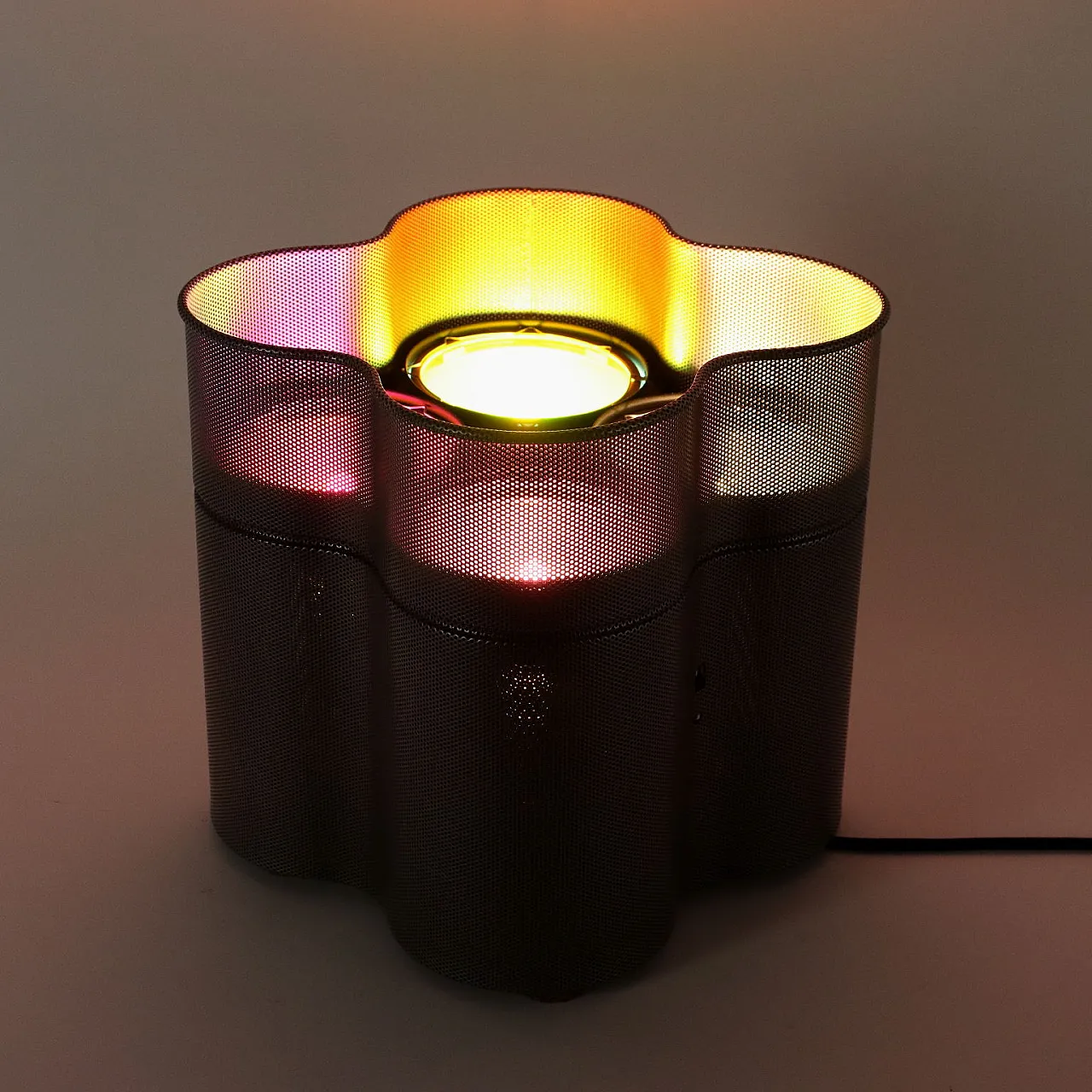 Lampada in acciaio traforato smaltato, '900 1