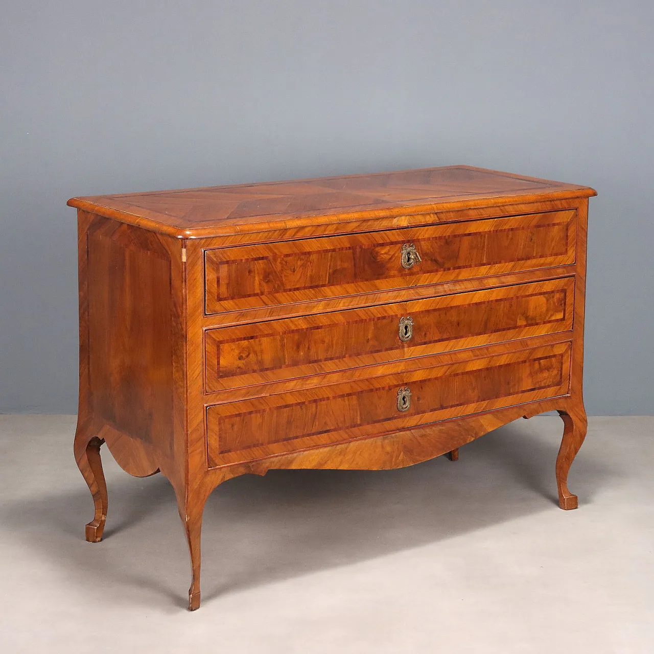 Three-drawer chest of drawers, late 18th century 1