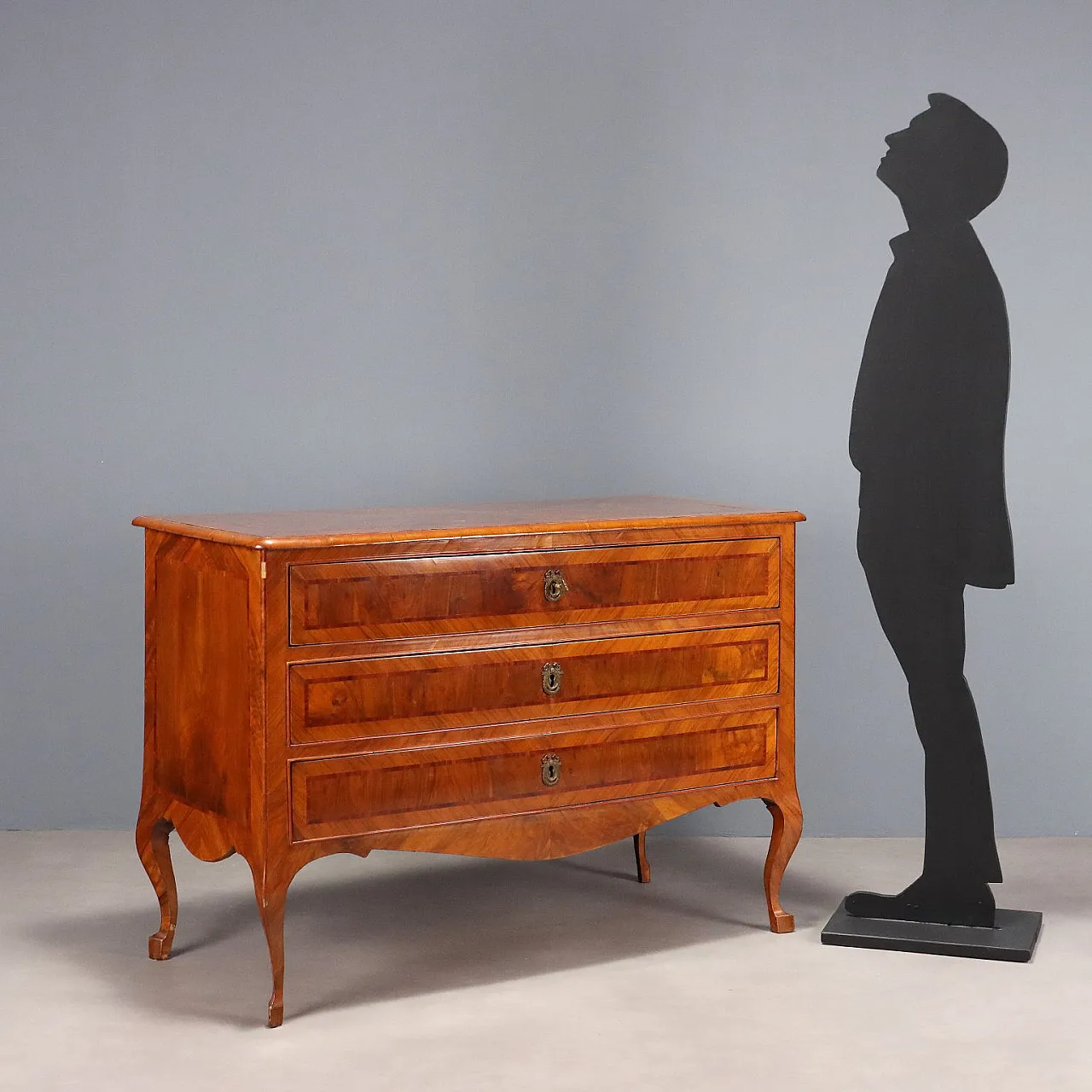 Three-drawer chest of drawers, late 18th century 2