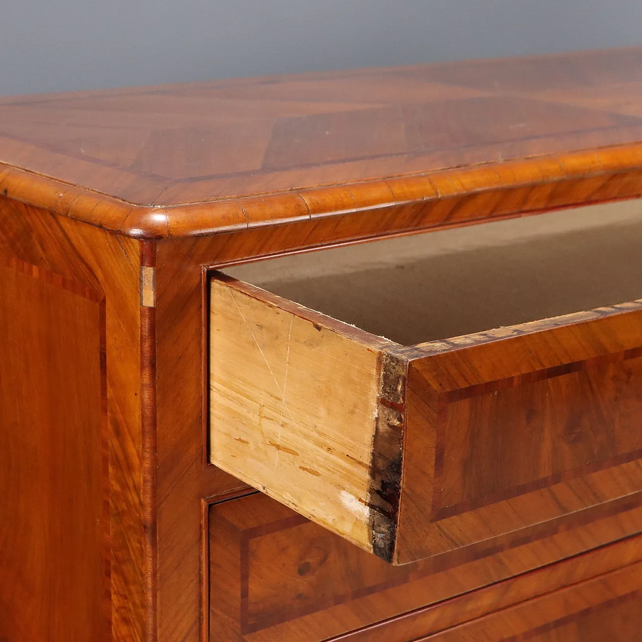 Three-drawer chest of drawers, late 18th century 4