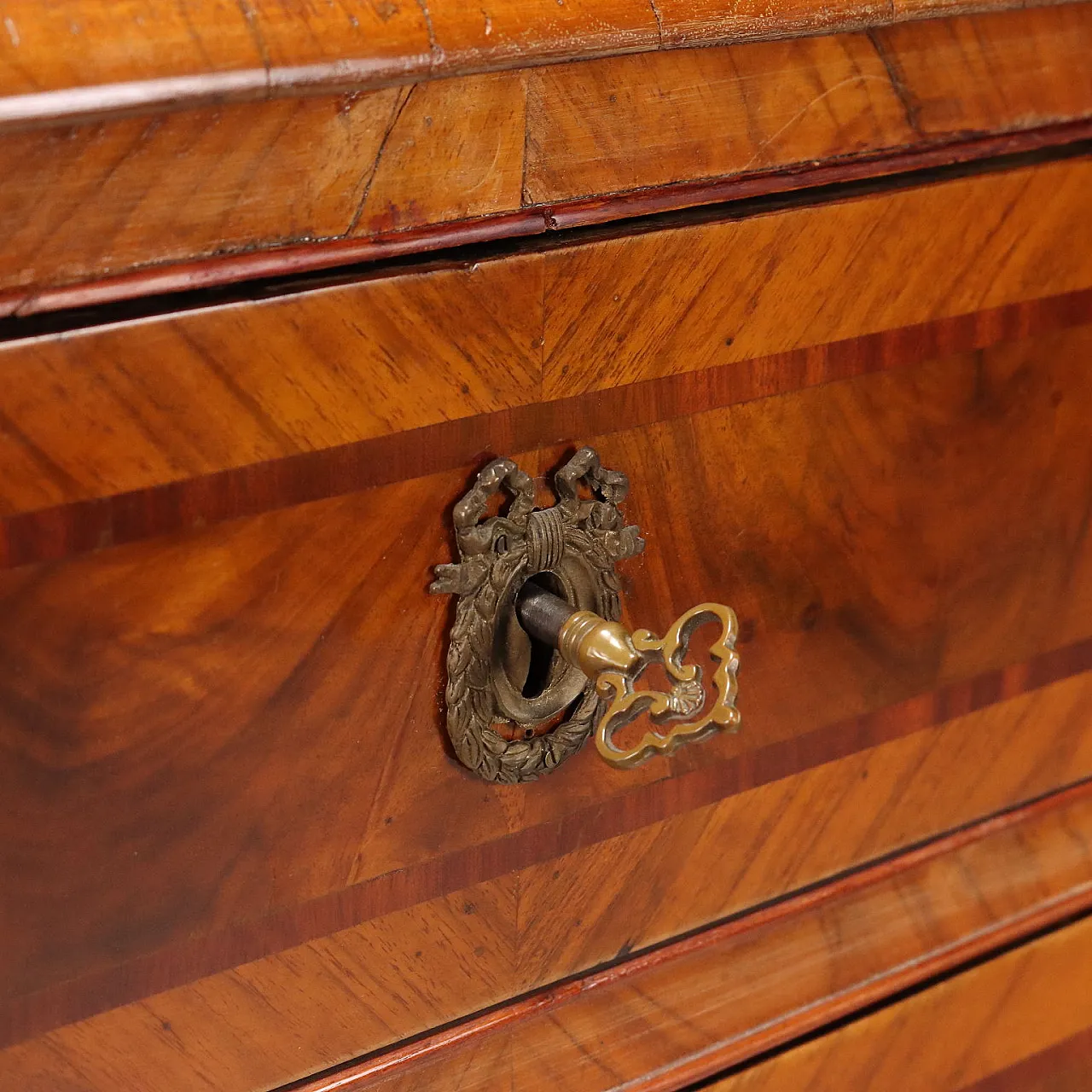 Three-drawer chest of drawers, late 18th century 5