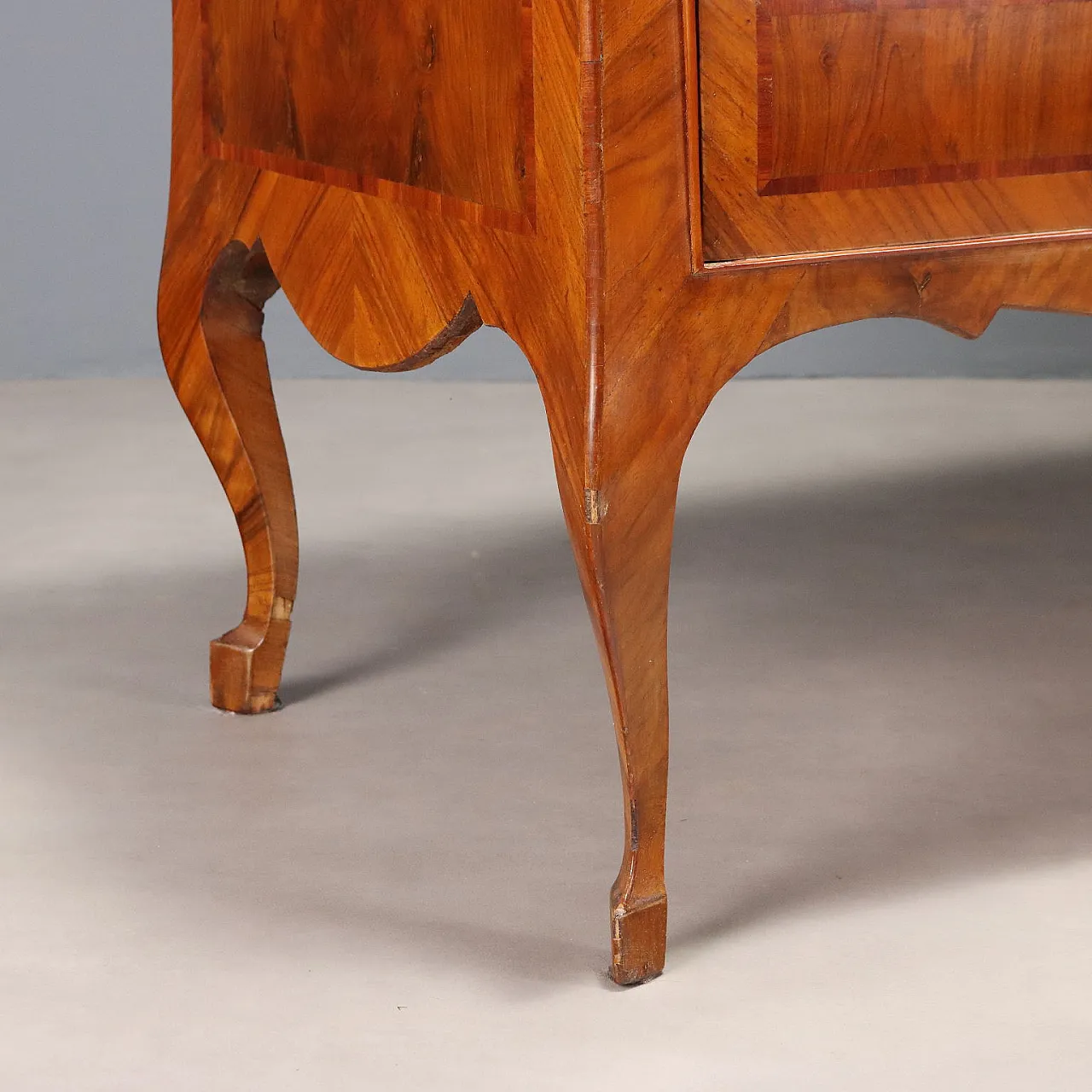 Three-drawer chest of drawers, late 18th century 6