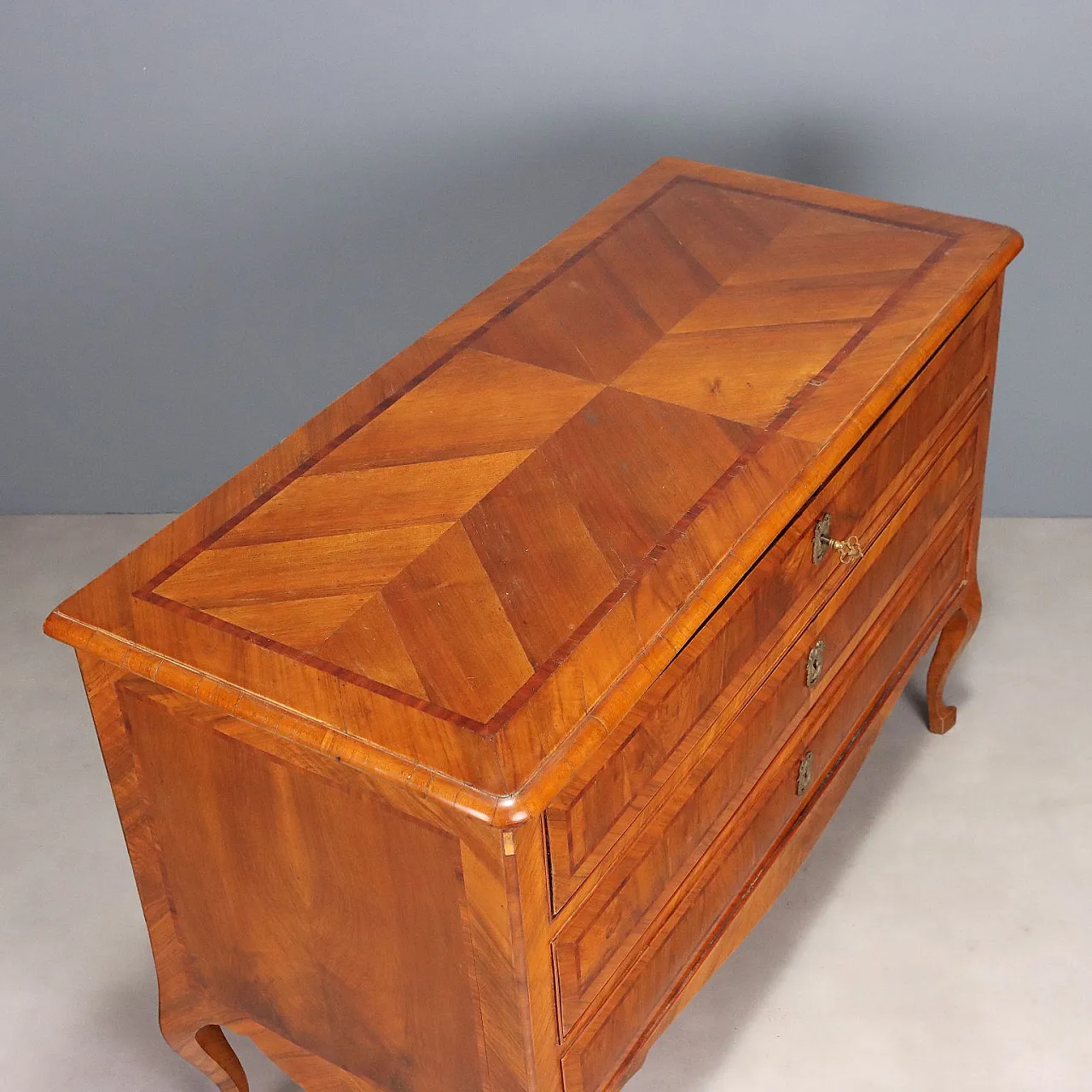 Three-drawer chest of drawers, late 18th century 8