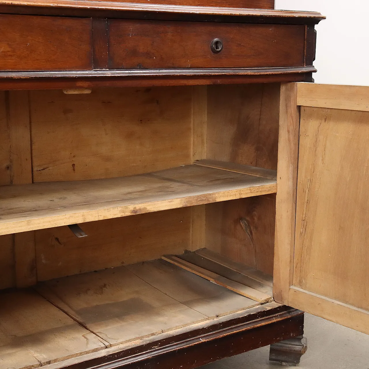 Libreria credenza Umbertina in noce con vetrina, '800 10