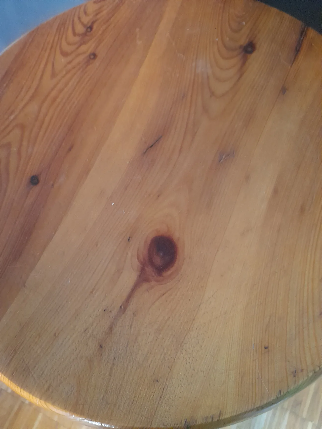 Due Sgabelli in massello di legno di pino Charlotte Perriand 18