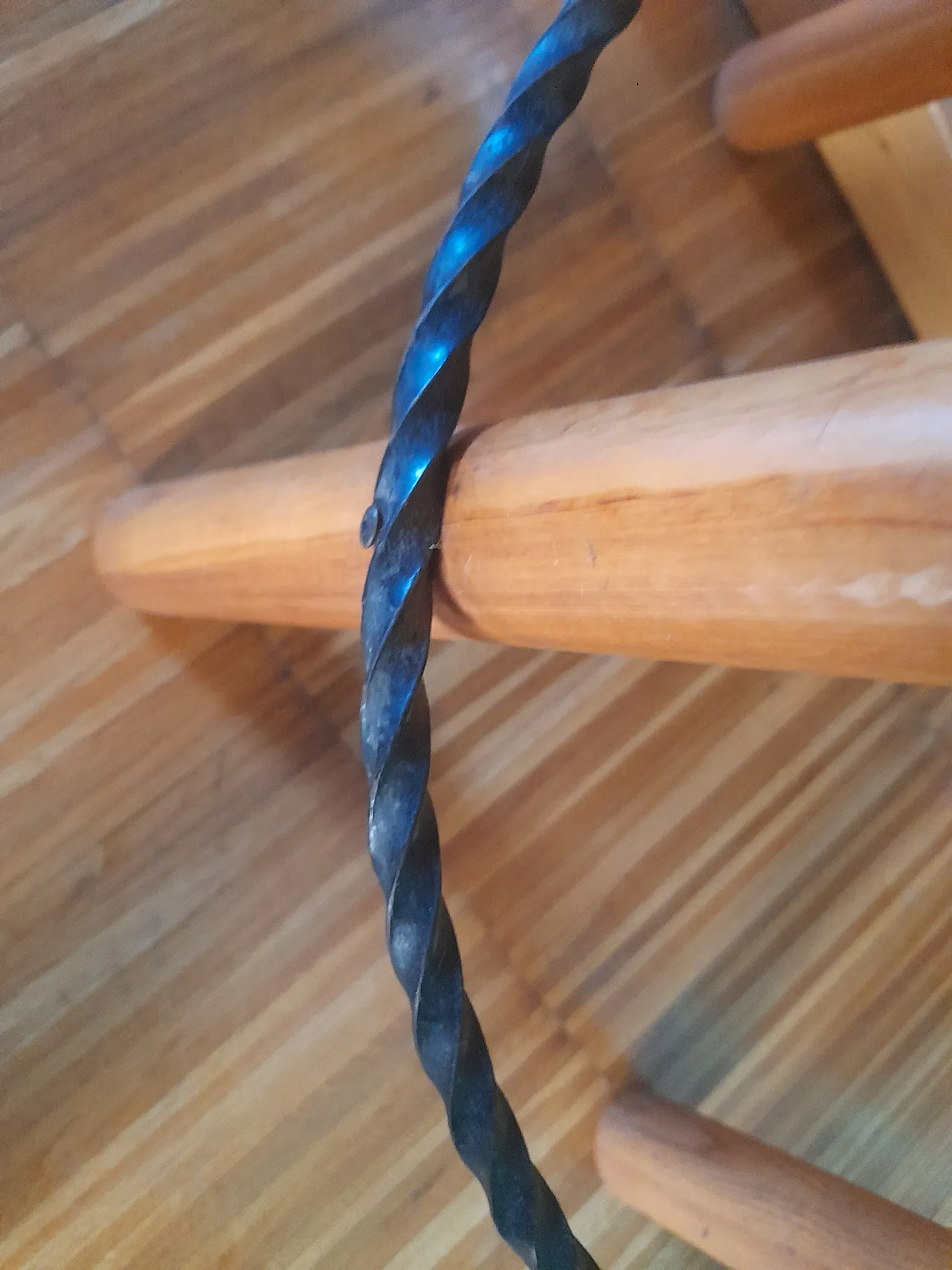 Due Sgabelli in massello di legno di pino Charlotte Perriand 24