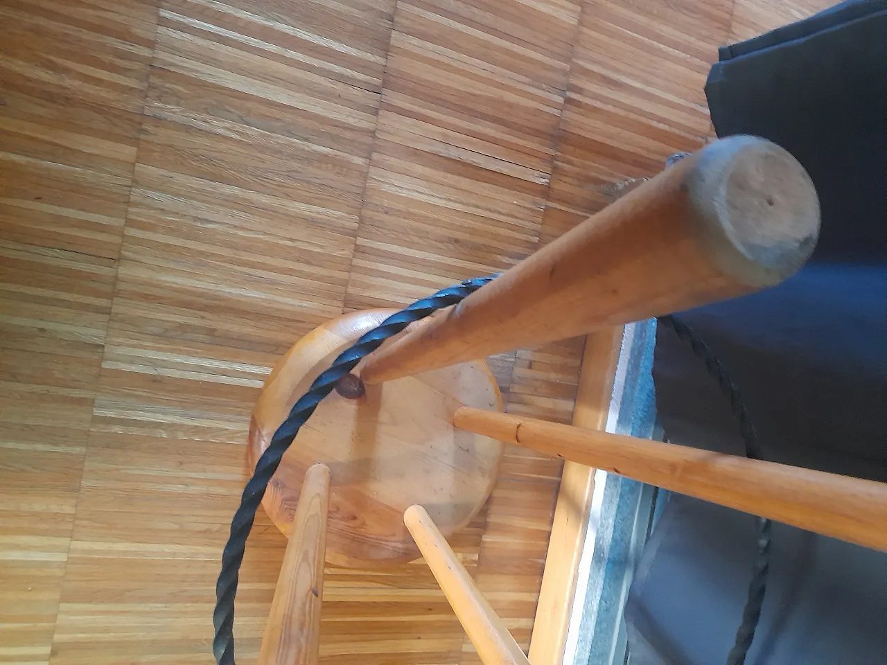 Due Sgabelli in massello di legno di pino Charlotte Perriand 28