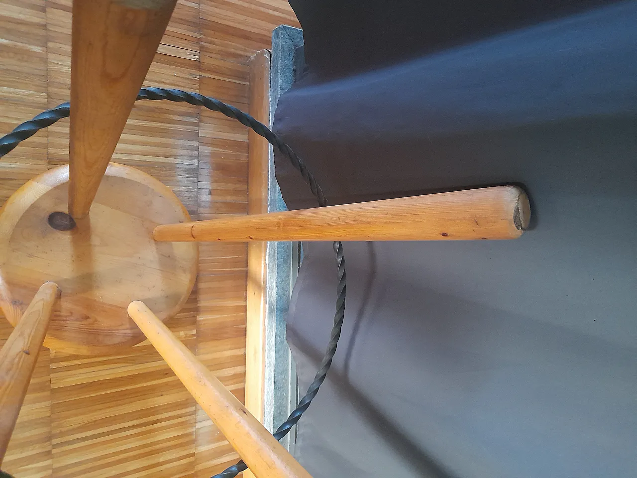 Due Sgabelli in massello di legno di pino Charlotte Perriand 29