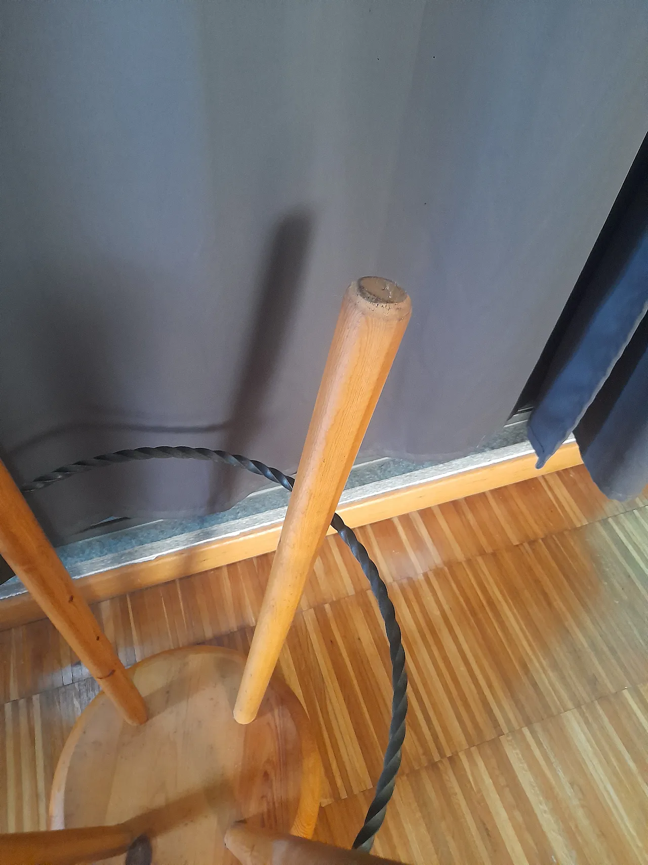 Due Sgabelli in massello di legno di pino Charlotte Perriand 30