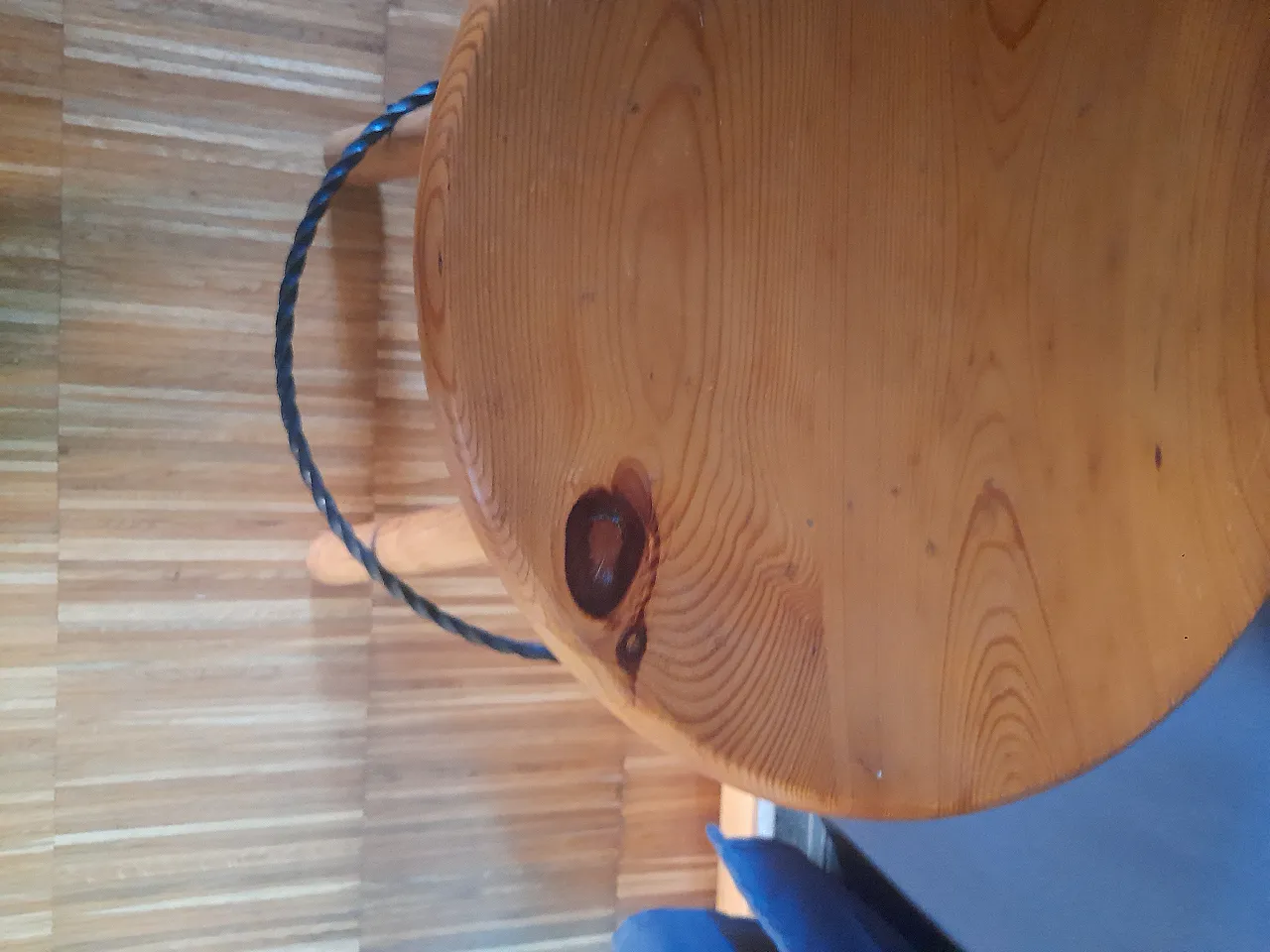 Due Sgabelli in massello di legno di pino Charlotte Perriand 36