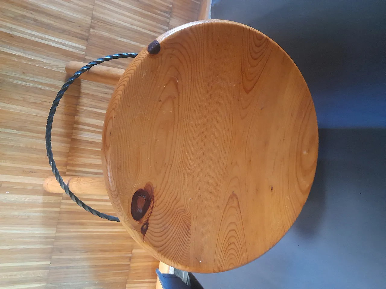 Due Sgabelli in massello di legno di pino Charlotte Perriand 37